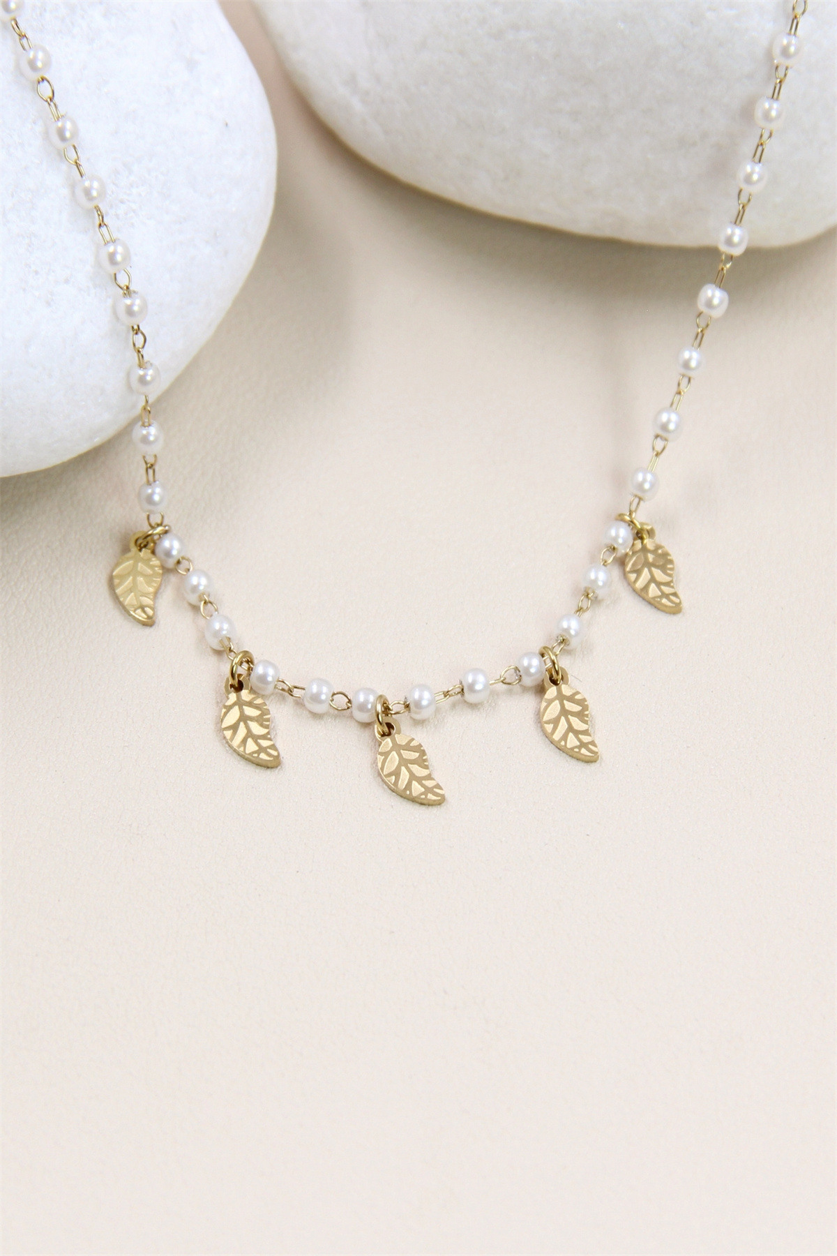 Grossiste Bellissima - Collier en Acier Inoxydable avec Perles et Feuilles Dorées - Élégance Naturelle