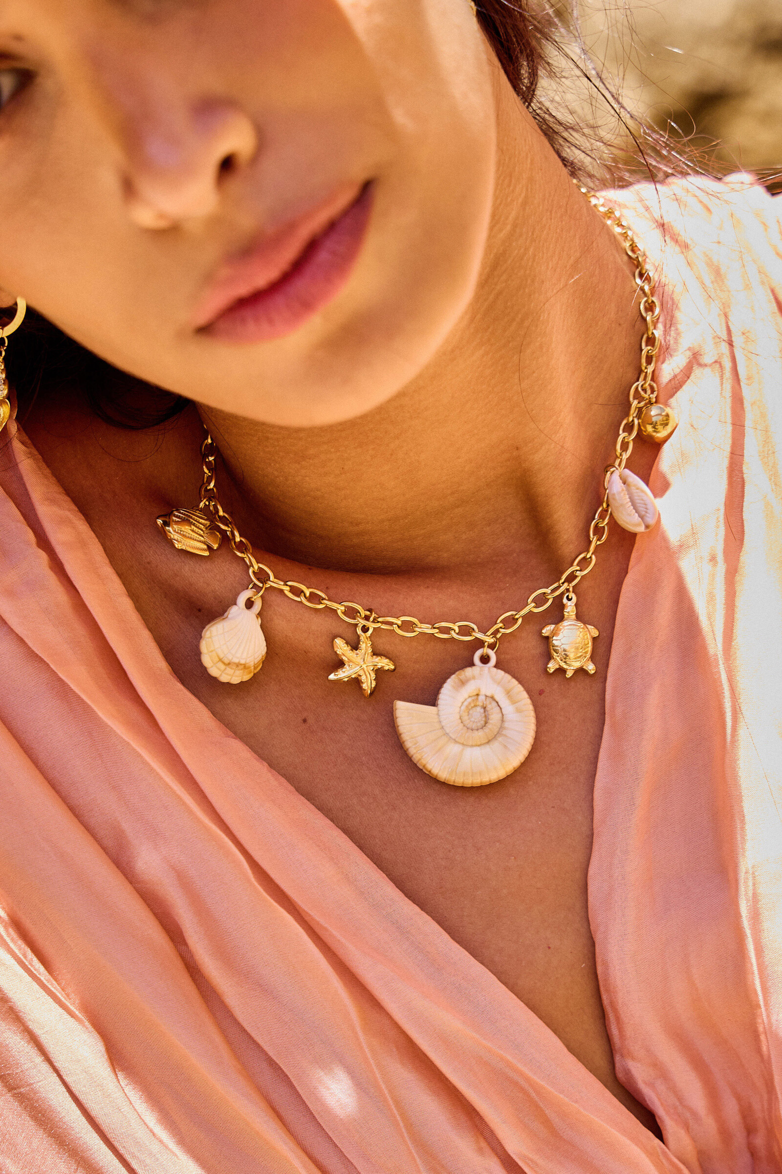 Wholesaler Bellissima - "Spiral ocean" necklace - Resin shell & golden charms