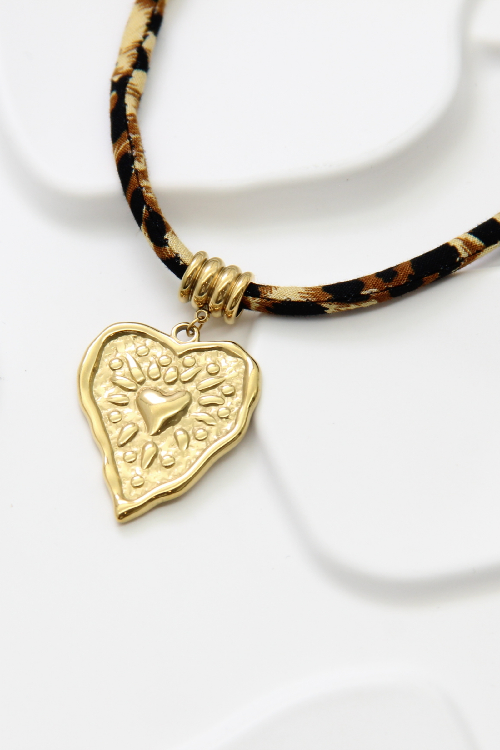 Grossiste Bellissima - Collier en acier inoxydable motif léopard et pendentif cœur