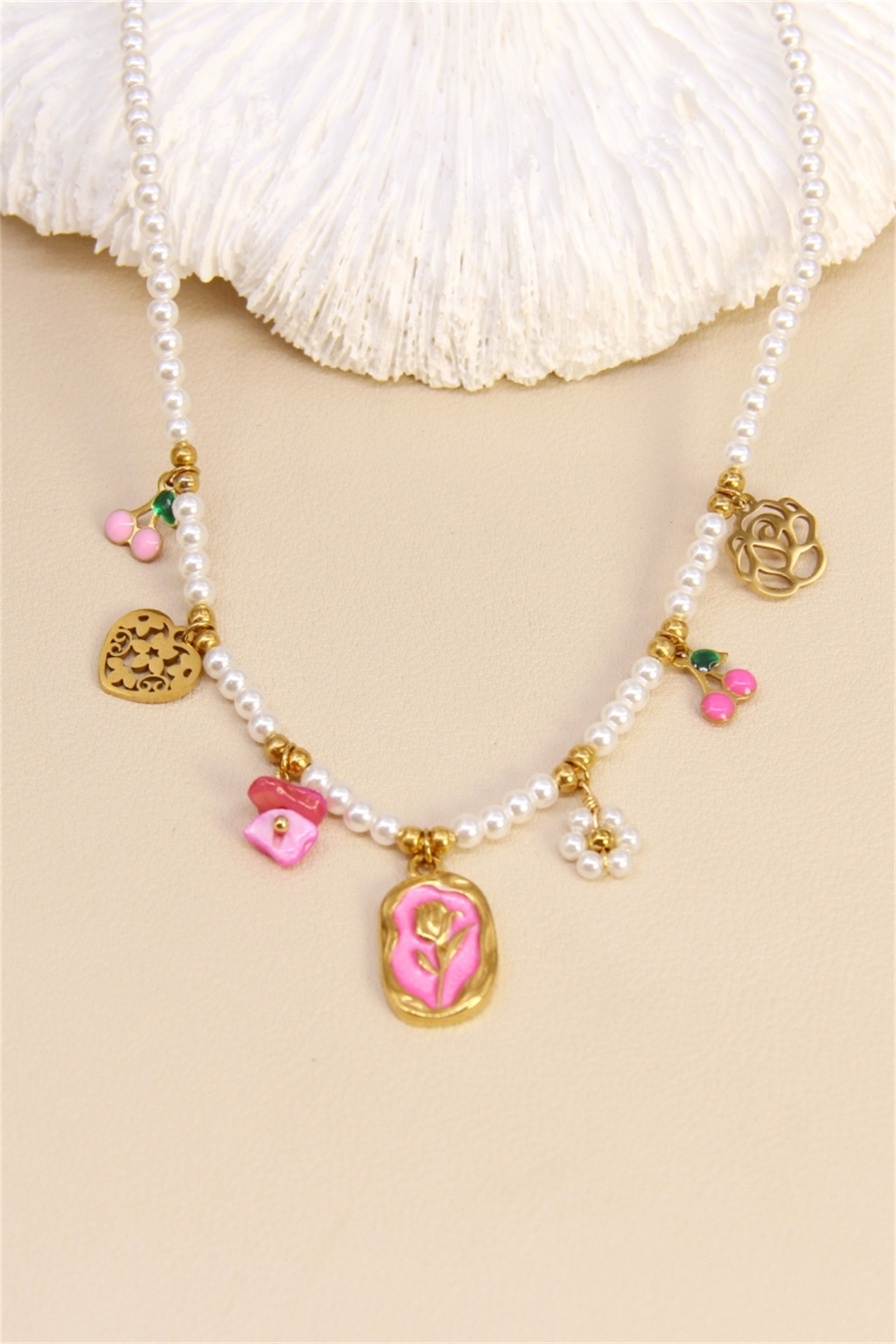 Grossiste Bellissima - Collier perlé charms roses – Douceur et poésie au cou