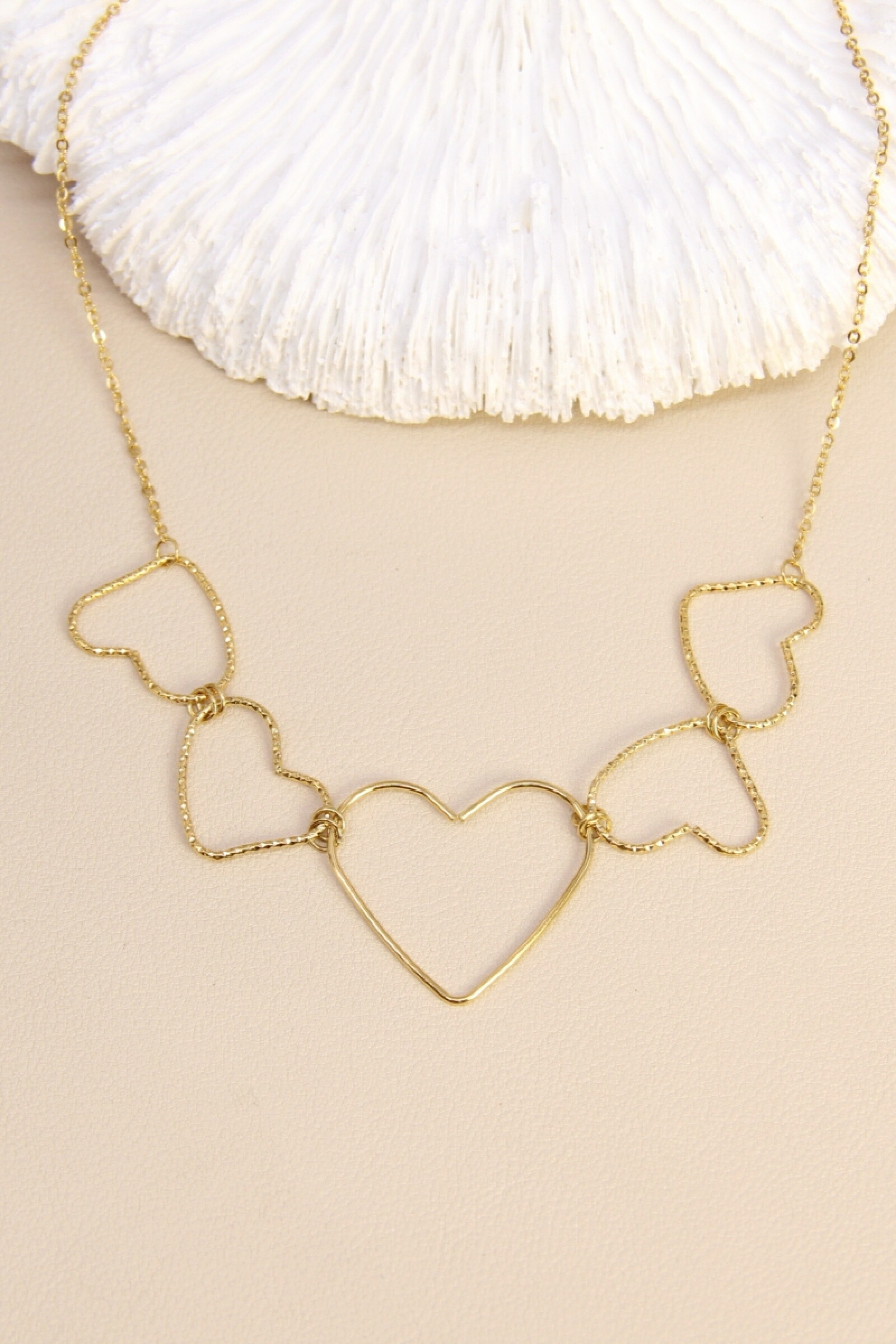 Wholesaler Bellissima - Golden heart necklace in stainless steel - Elegance & love