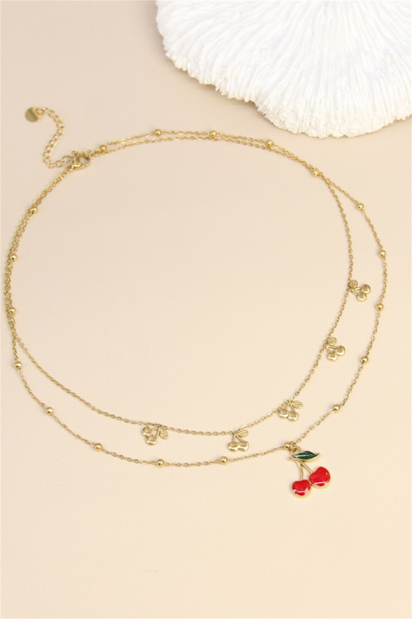Grossiste Bellissima - Collier double rang doré – Pampilles cerises & pendentif émaillé rouge