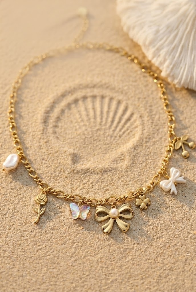 Grossiste Bellissima - Succombez à la douceur de ce collier en acier inoxydable, orné de charms ludiques et tendres : nœud rose, papillon, fleur, cœur brisé et perle nacrée. Un bijou au style résolument pop et girly, parfait pour ajouter une touche joyeuse et pleine de charme à