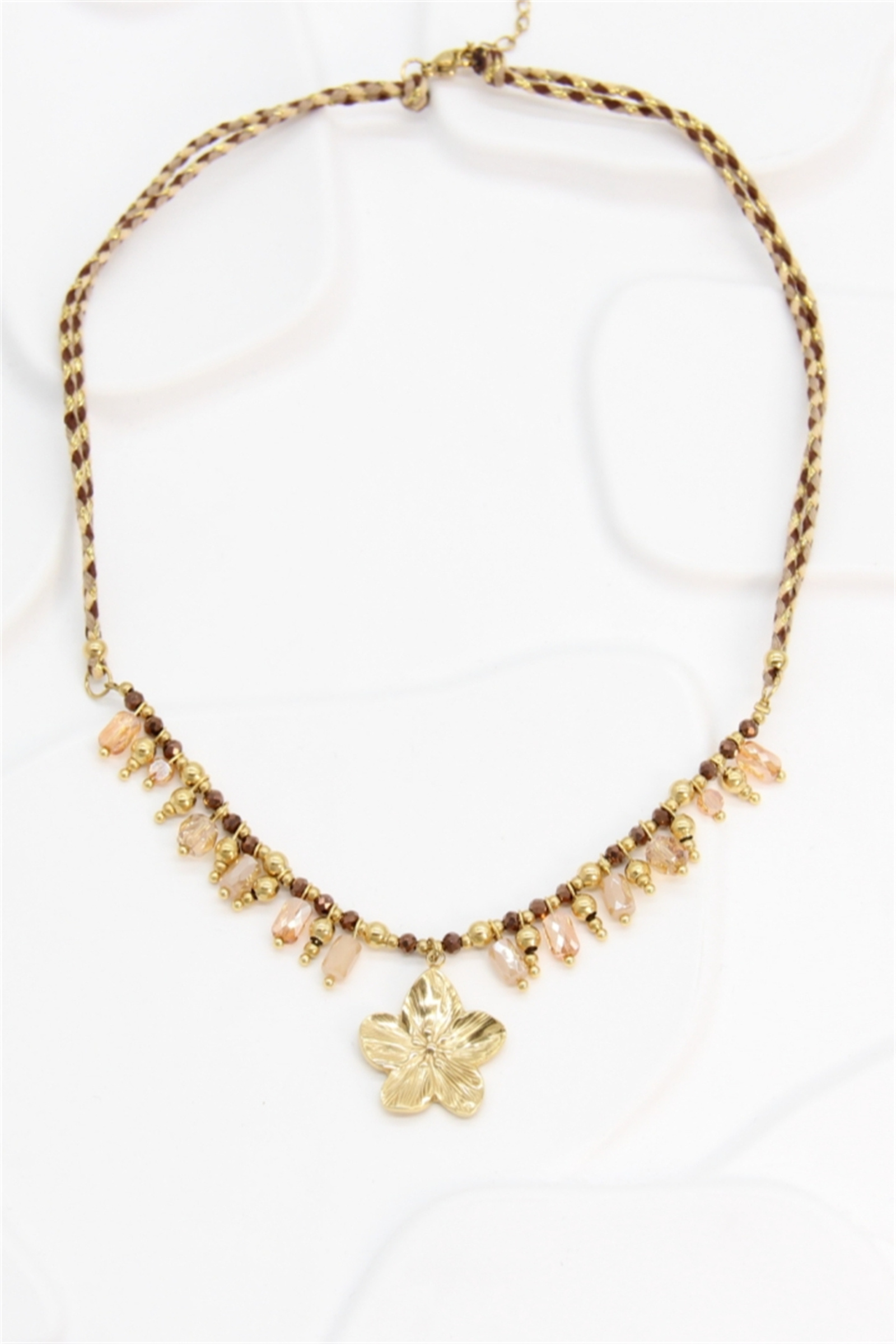 Mayorista Bellissima - Collar de Flor Dorada con Perlas Facetadas – Suavidad Bohemia y Elegancia Natural