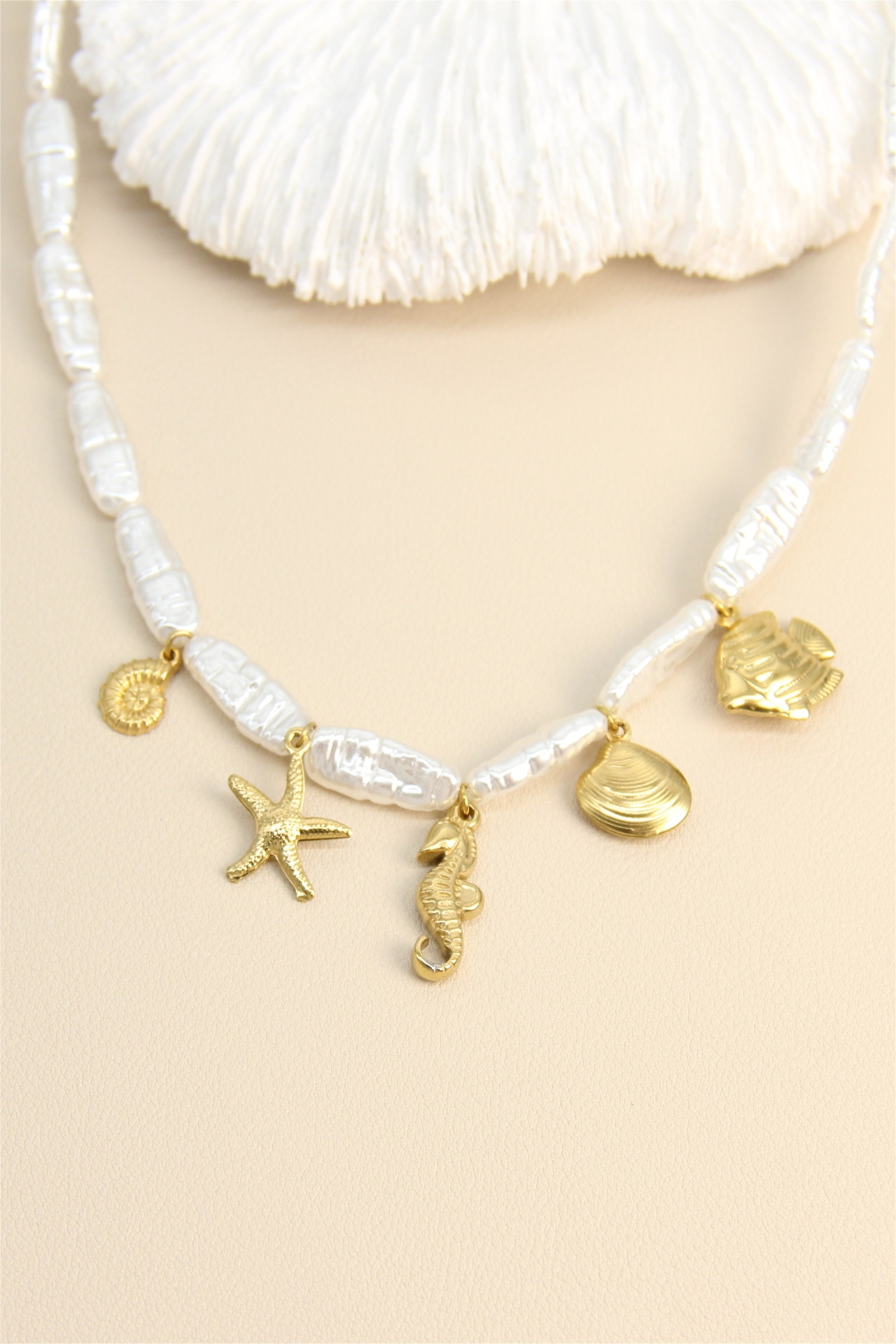 Grossiste Bellissima - Collier Perles Blanches & Charms Dorés – Esprit Bord de Mer