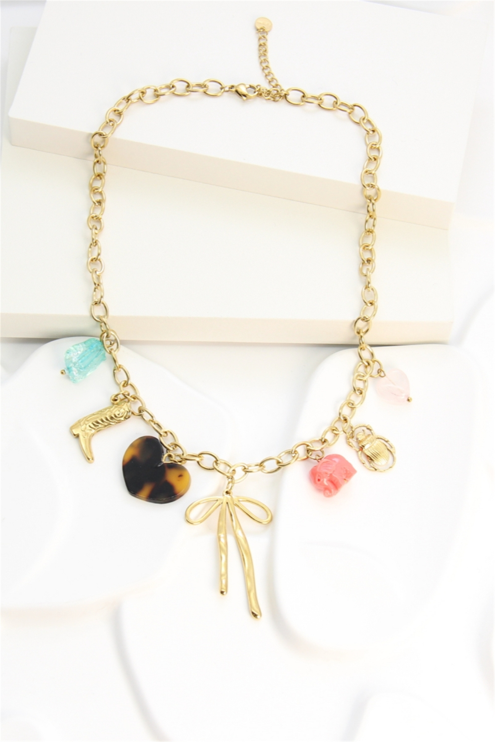 Grossiste Bellissima - Collier acier inoxydable doré charms fantaisie nœud et cœur