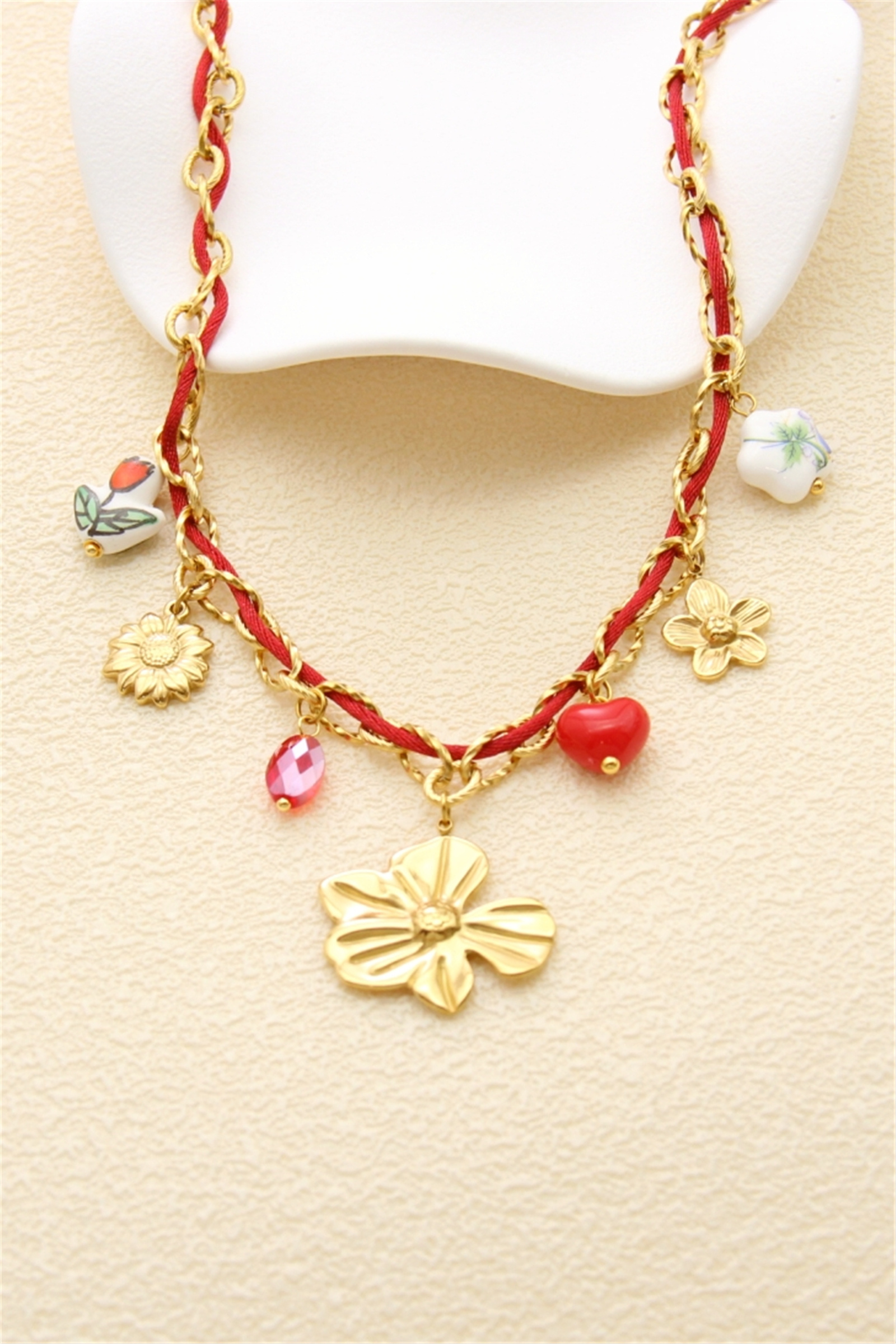 Grossiste Bellissima - Collier Fleur Rouge & Charms Dorés – Acier Inoxydable
