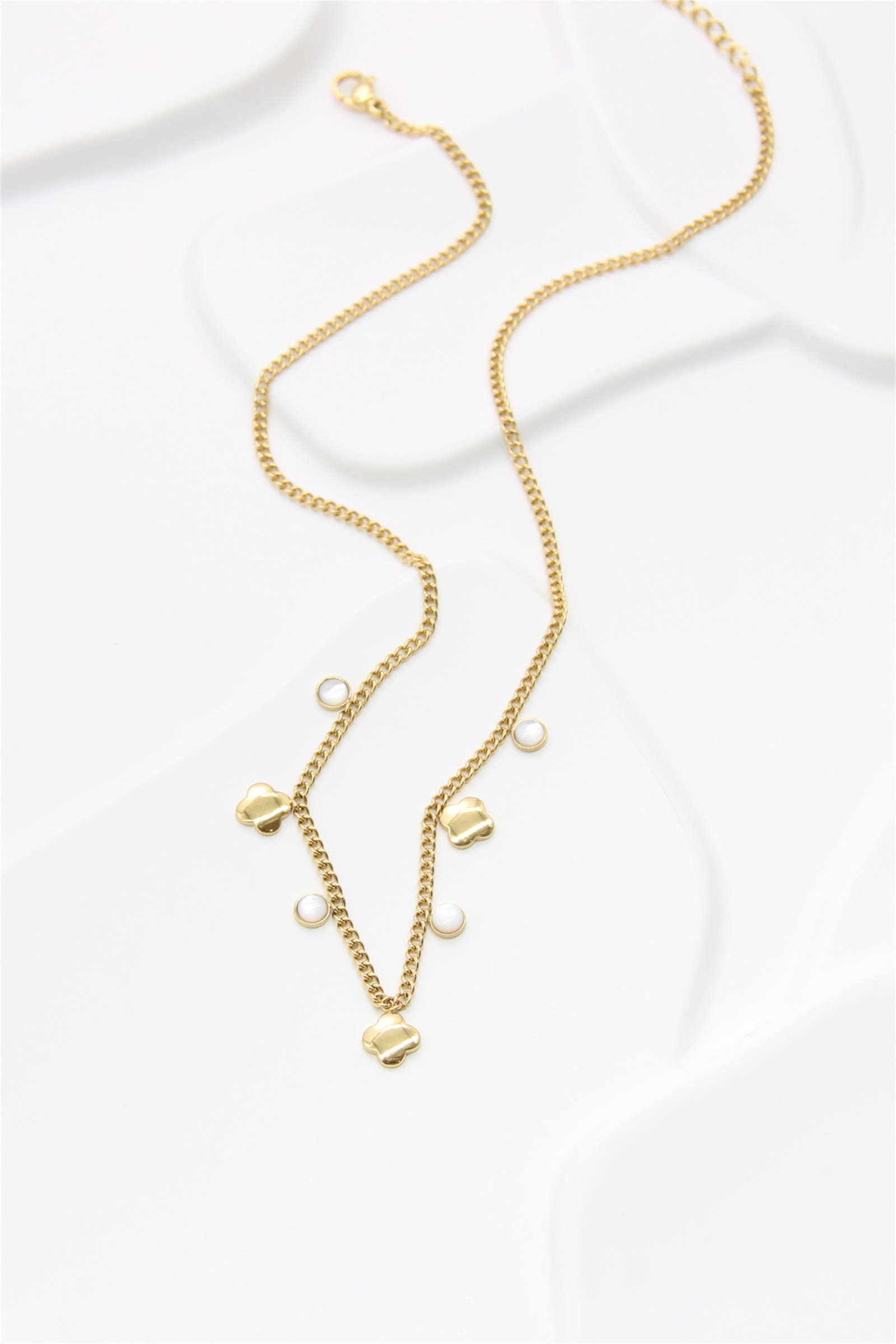 Grossiste Bellissima - Collier acier inoxydable doré avec pampilles trèfles et nacre