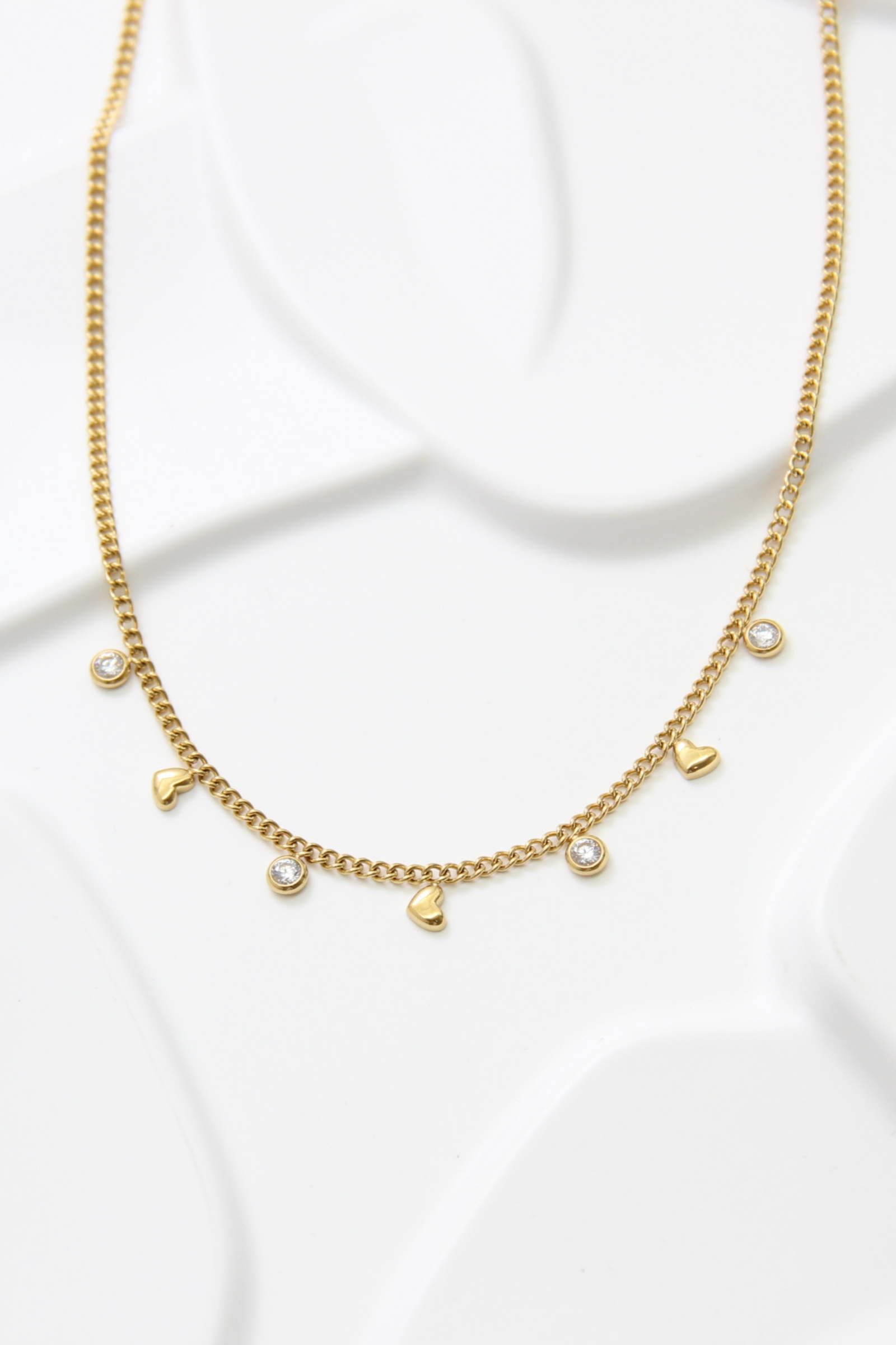 Grossiste Bellissima - Collier en acier inoxydable doré avec pampilles cœurs et strass