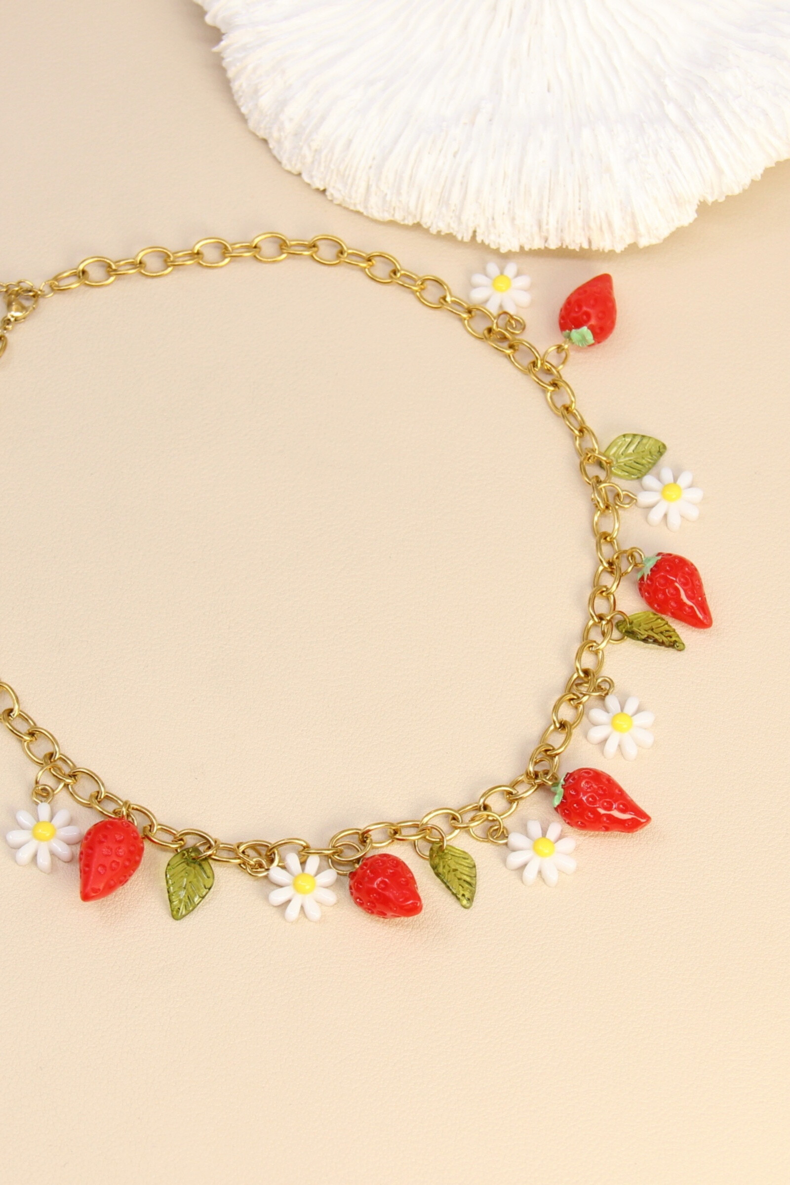 Grossiste Bellissima - Collier fraise marguerite chaîne dorée – Bijou fruité tendance
