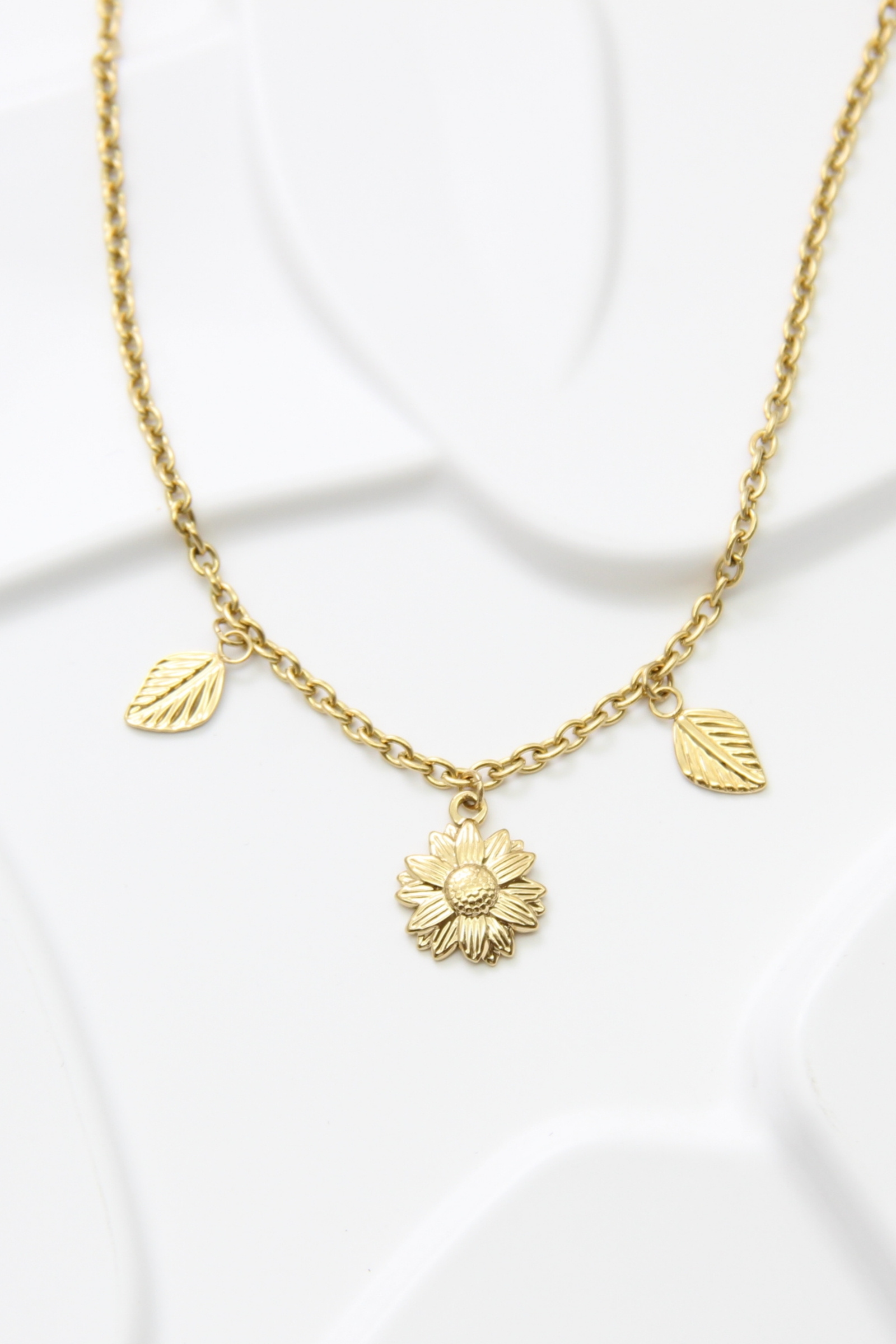 Grossiste Bellissima - Collier en acier inoxydable avec pendentifs fleur et feuilles
