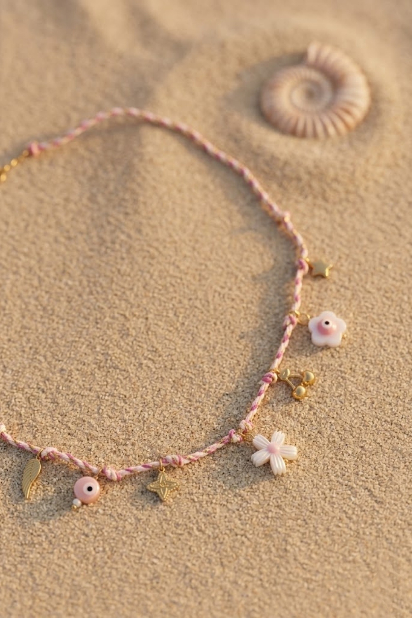 Grossiste Bellissima - Collier fantaisie cordon rose – Charms dorés & nacrés