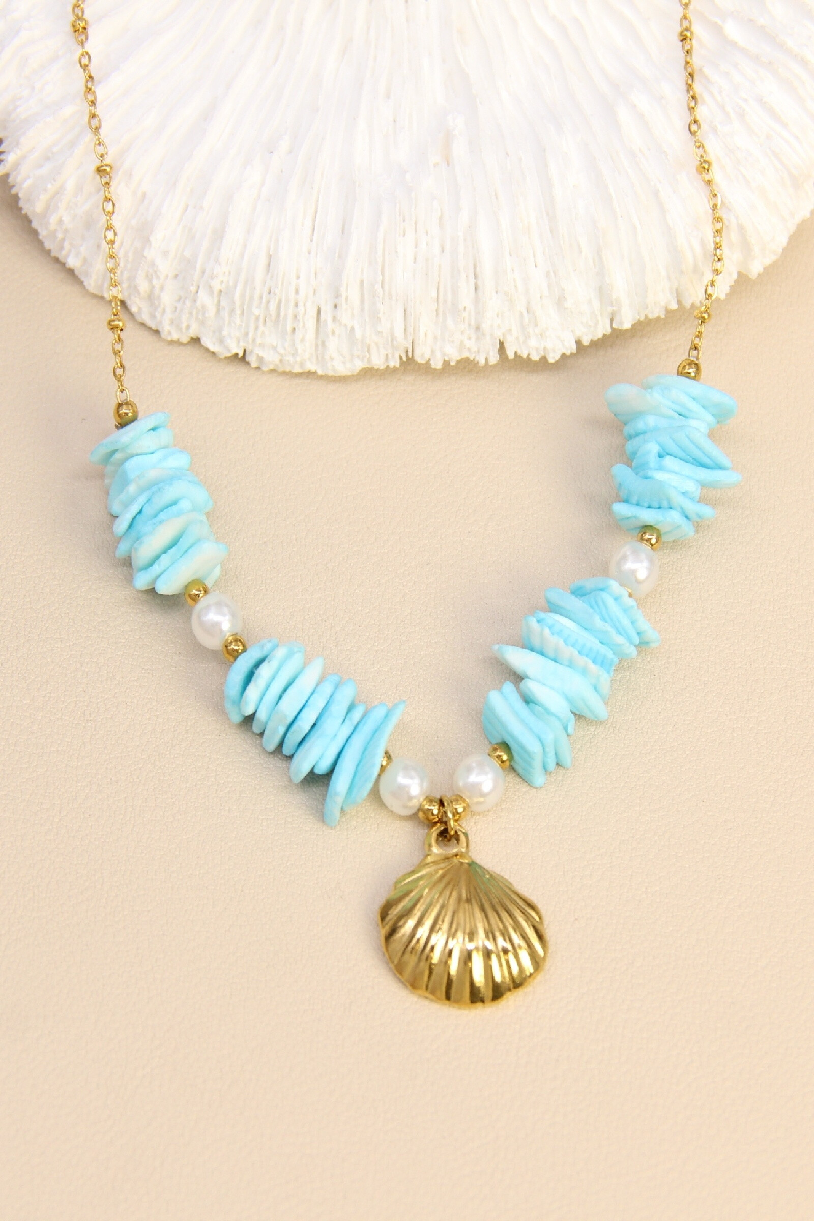 Wholesaler Bellissima - Golden seashell & blue mother-of-pearl necklace - Trendy summer jewelry