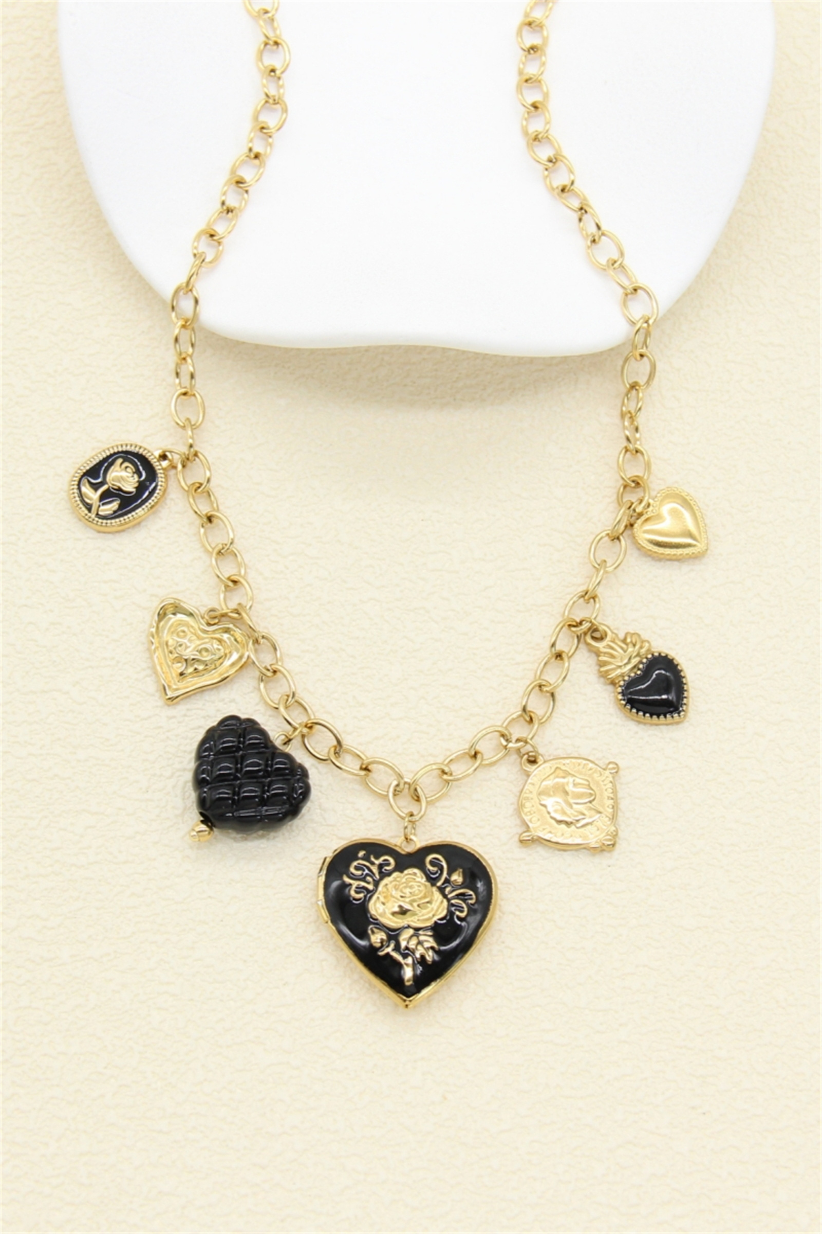 Grossiste Bellissima - Collier Charms Cœurs Noir & Doré – Médaillon Ouvrant