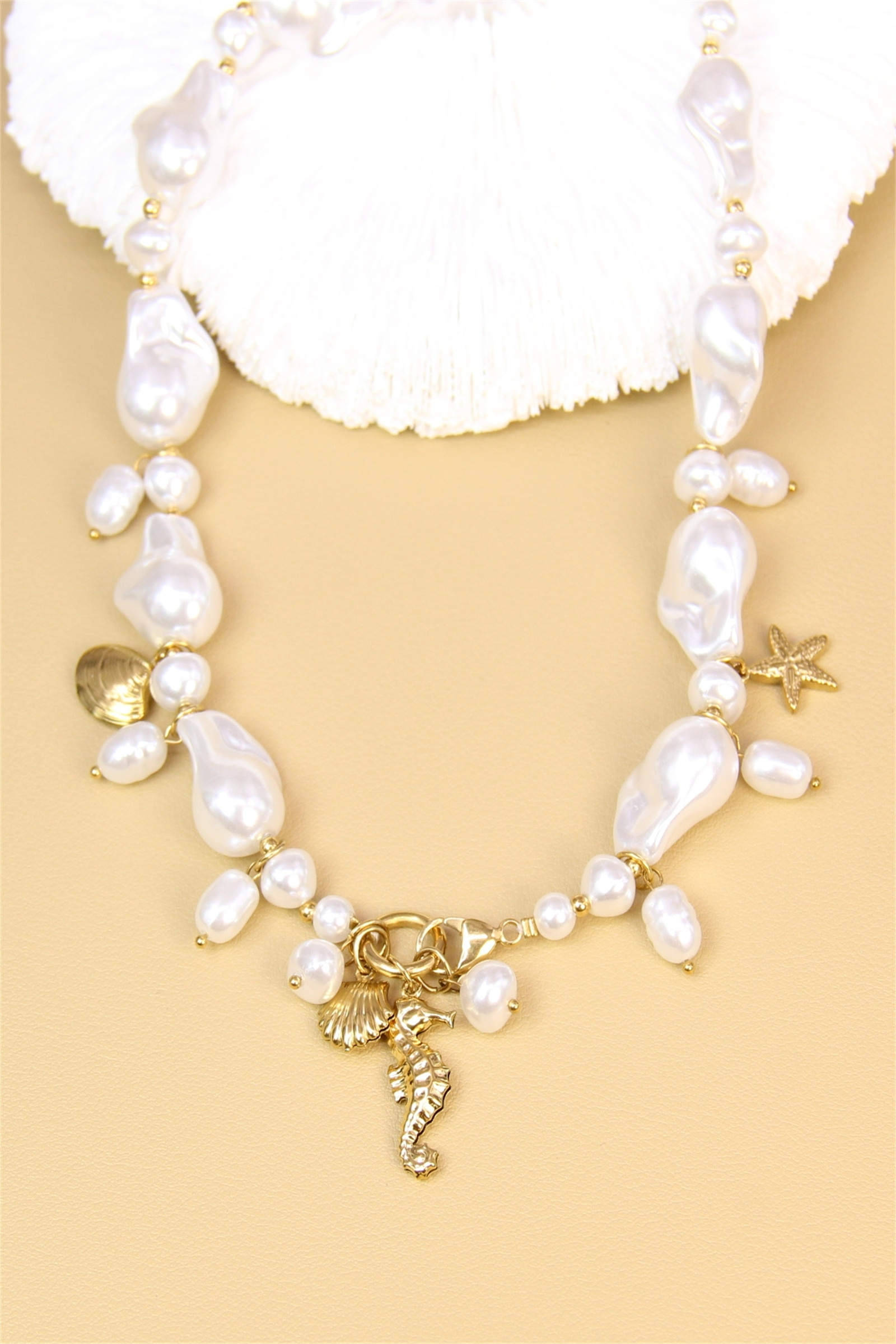Großhändler Bellissima - Barocke Perlen- und Goldcharms-Halskette - Muscheln, Seepferdchen und Seestern
