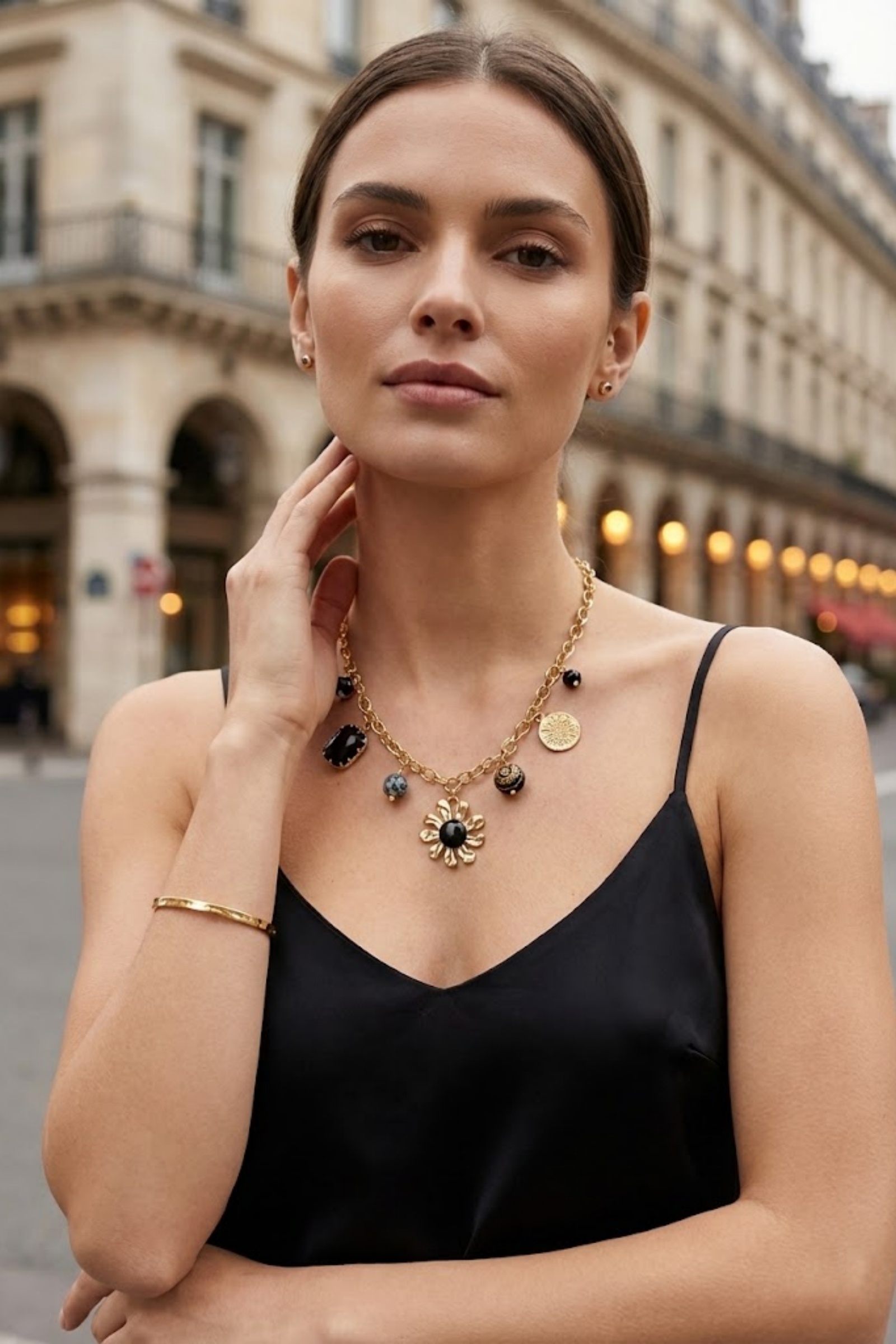 Grossiste Bellissima - Collier Charms Noir & Doré – Fleur Centrale