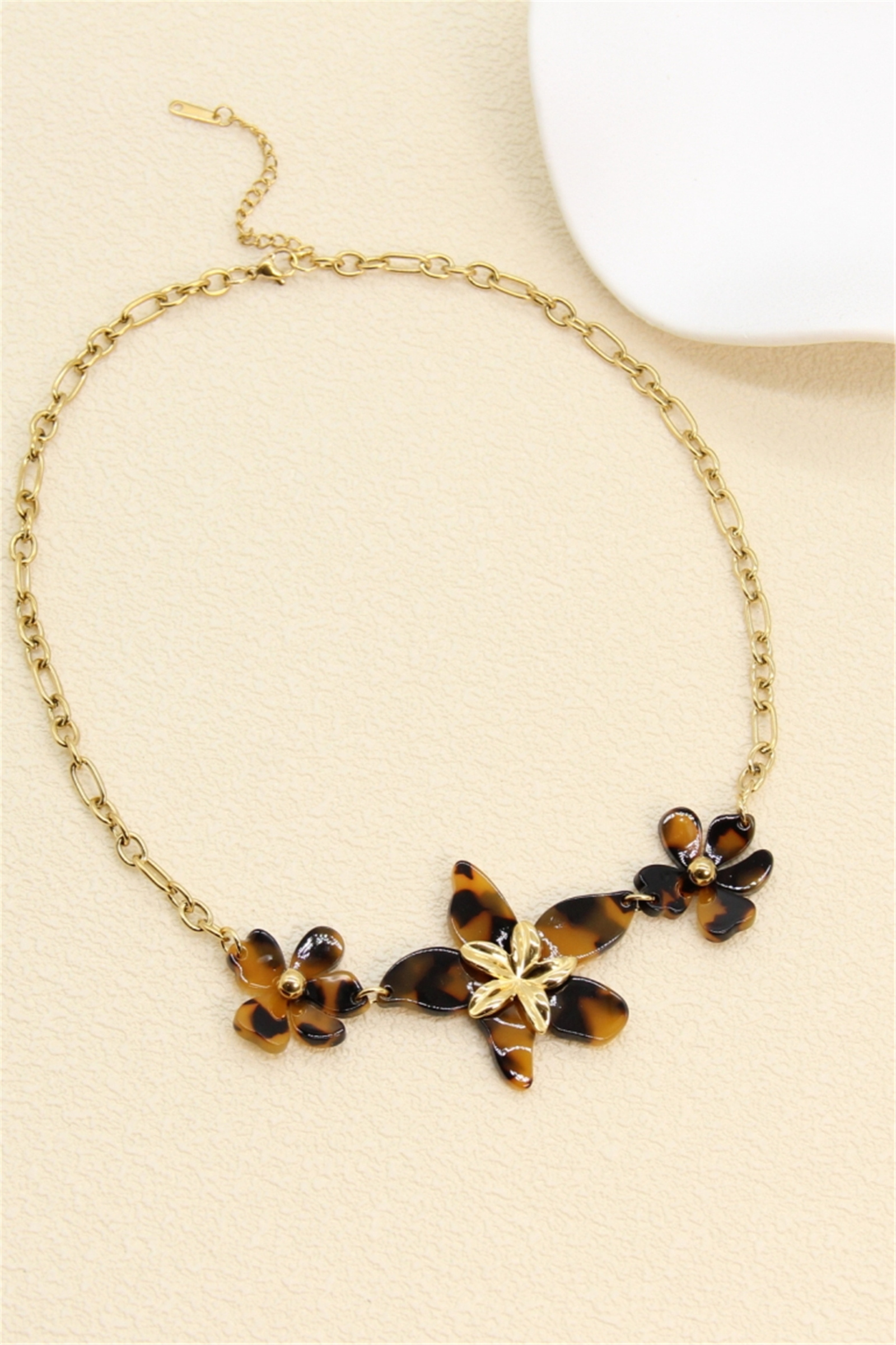 Grossiste Bellissima - Collier Fleur Résine Effet Écaille et Fleurs Dorées – Chaîne Acier Inoxyda