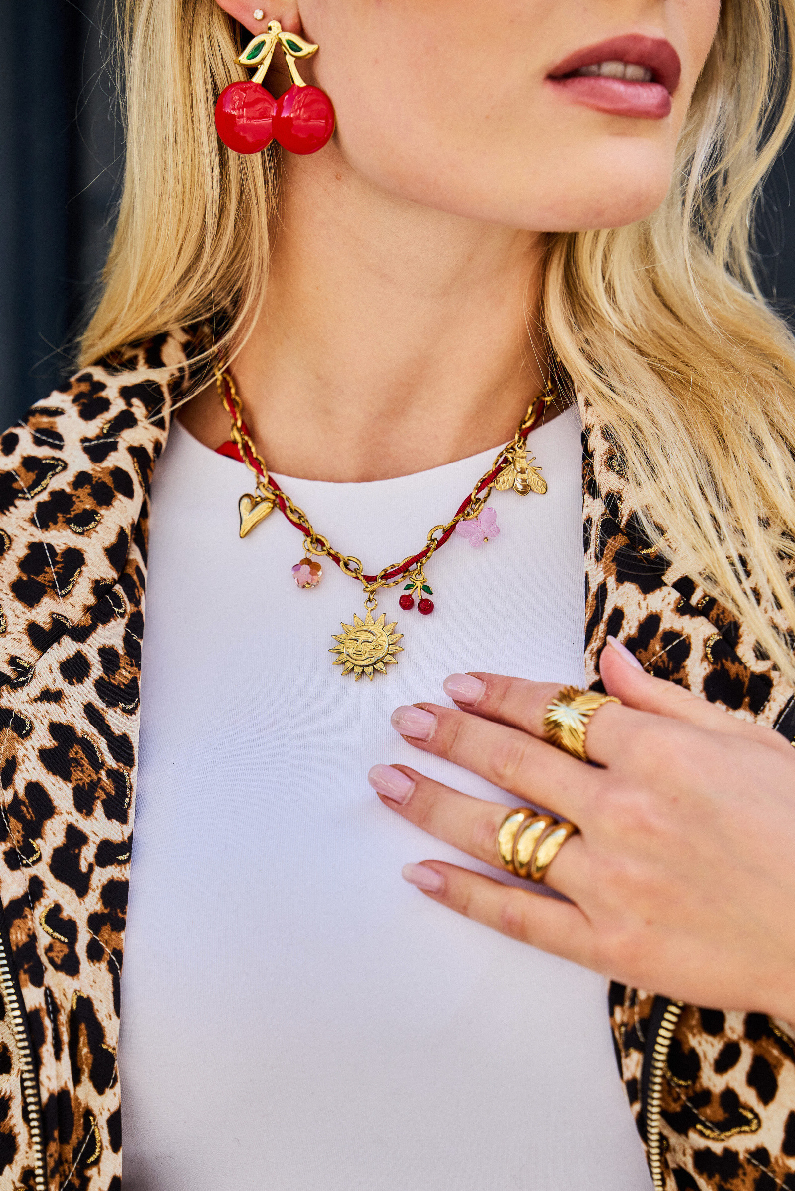 Grossiste Bellissima - Collier charms rouge et doré en acier inoxydable – Soleil, cœur, cerises et