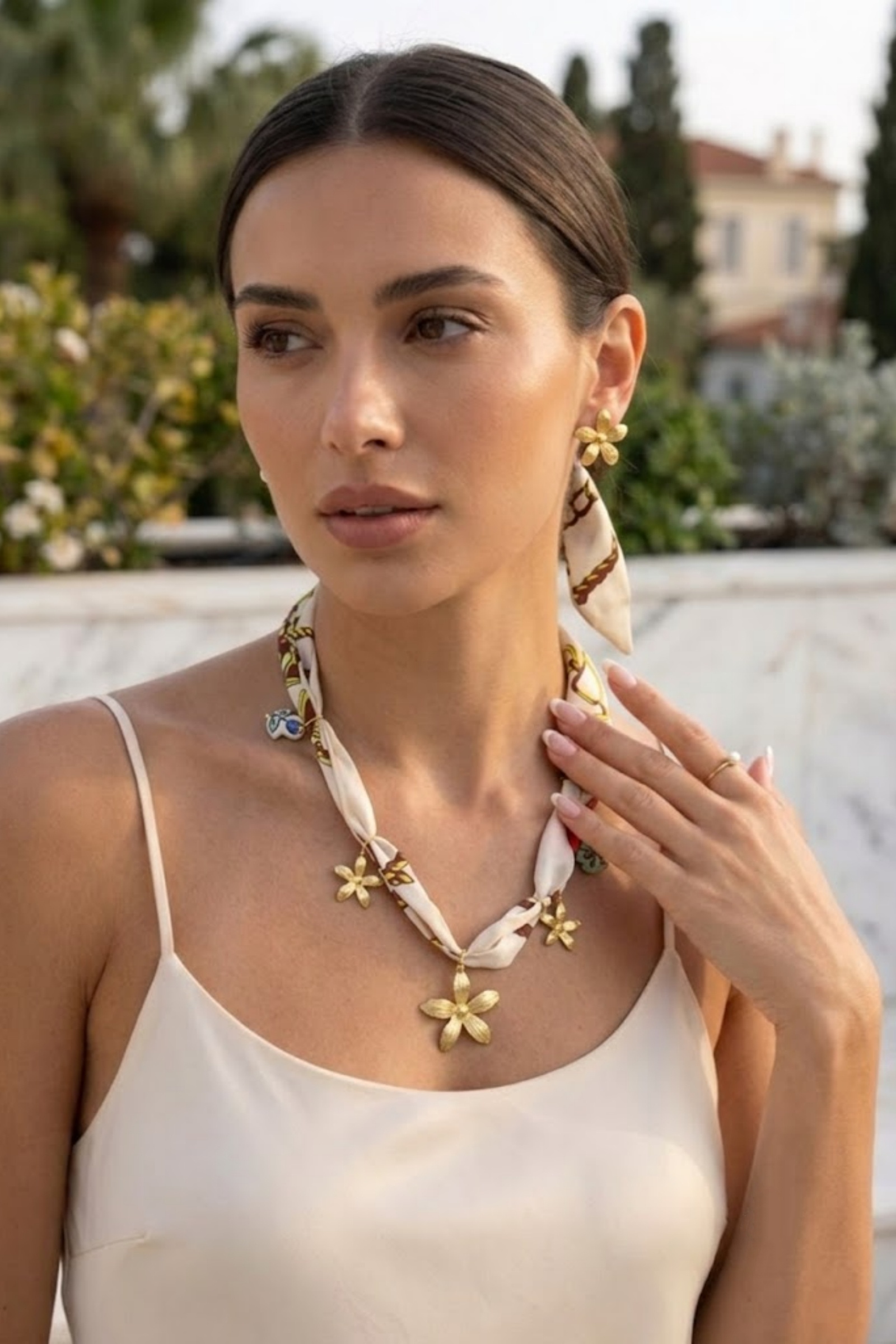 Grossiste Bellissima - Collier foulard écru à pendentifs fleurs – Acier inoxydable