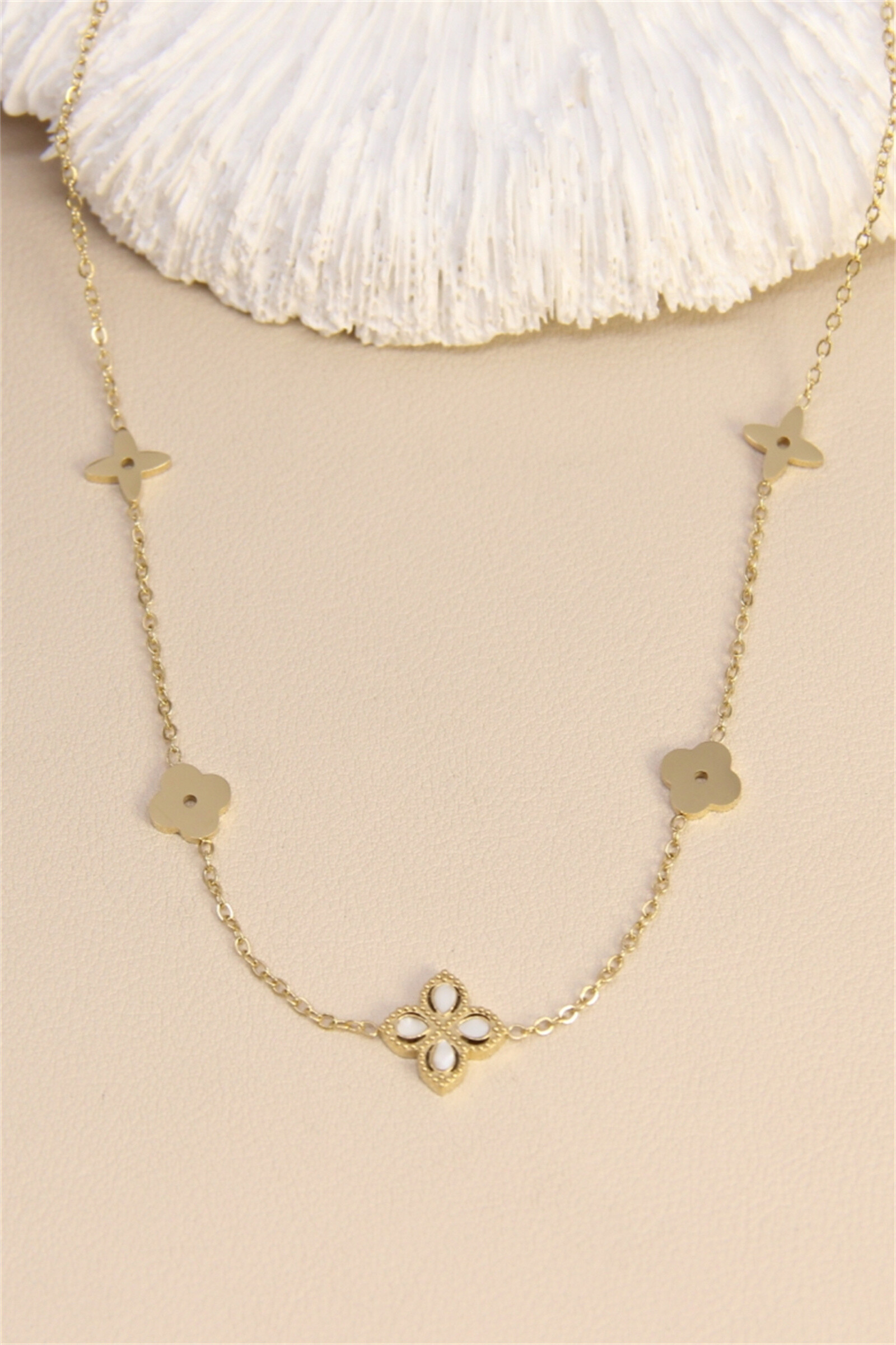 Grossiste Bellissima - Collier Élégance Florale Doré- acier inoxydable