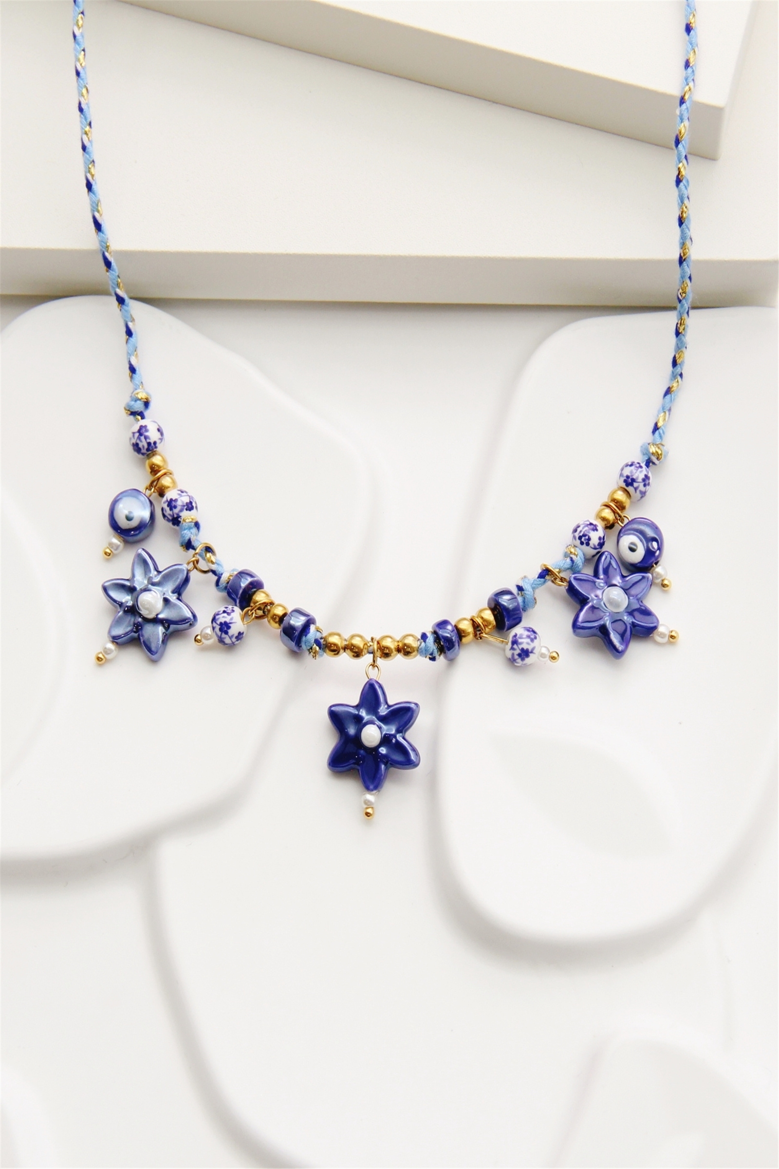 Grossiste Bellissima - Collier fleurs bleues en perles – Élégance artisanale et charme bohème