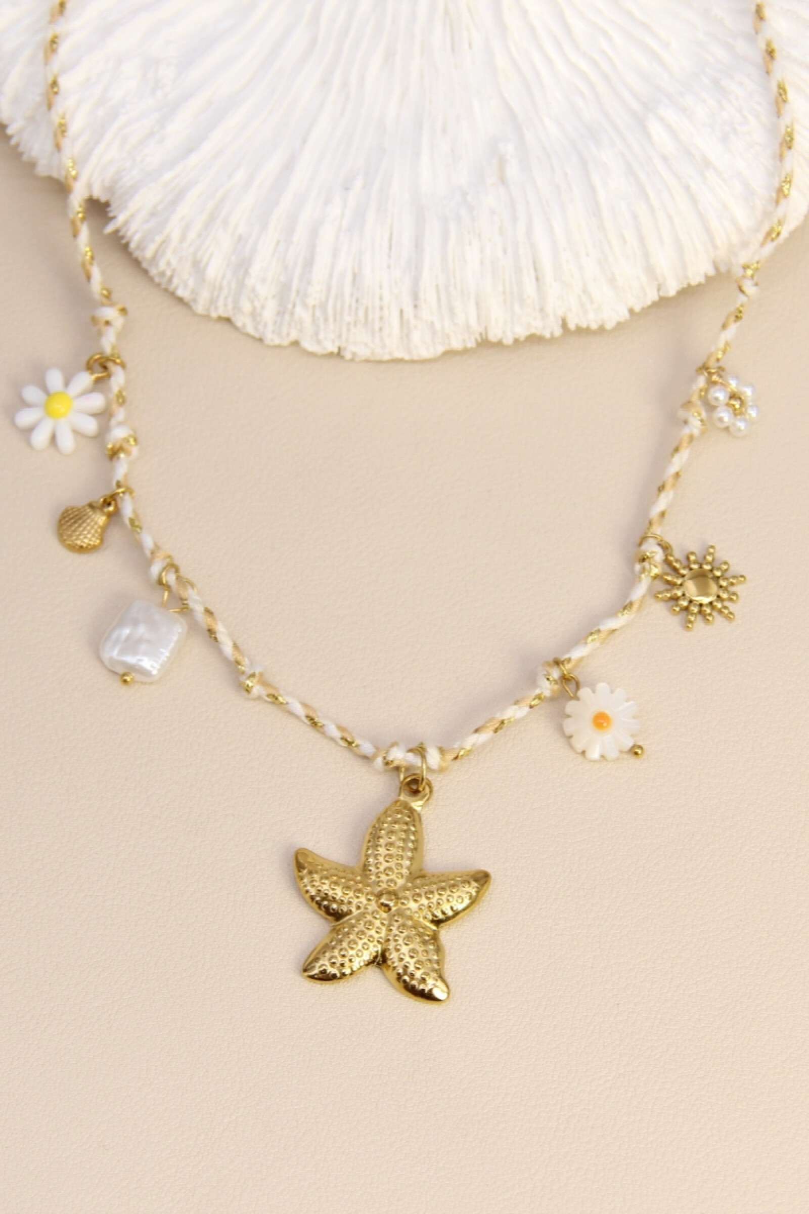 Grossista Bellissima - Collana stella marina dorata e ciondoli floreali - Stile bohémien chic