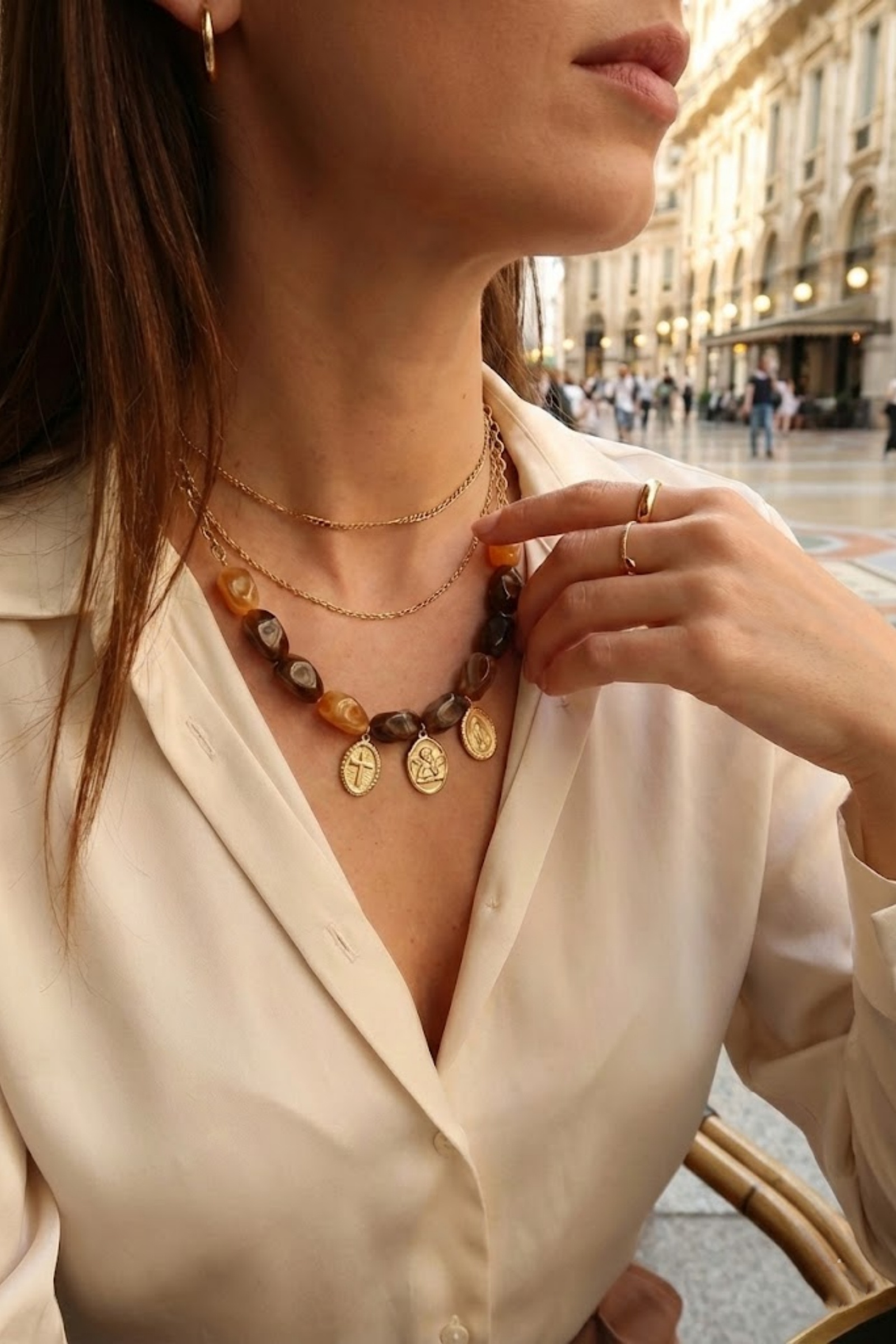 Grossiste Bellissima - Collier Résine & Médailles Dorées – Style Iconique