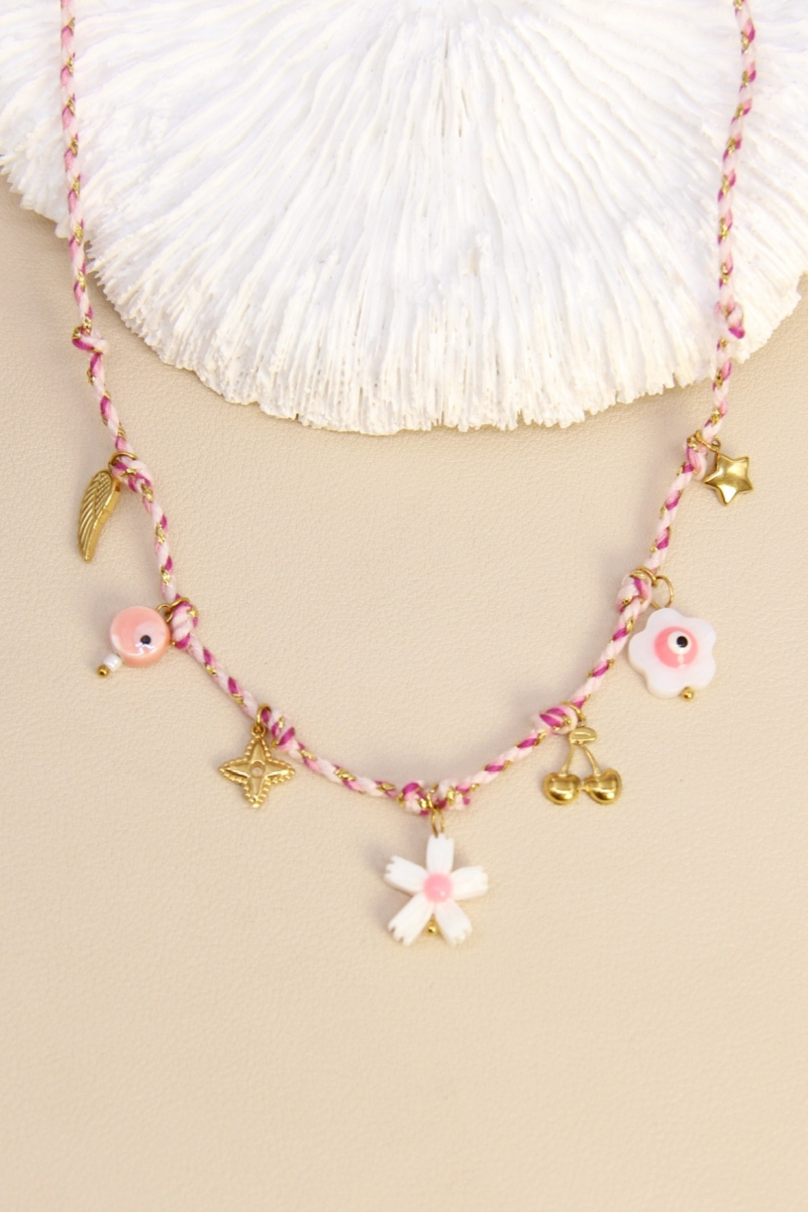 Grossiste Bellissima - Collier fantaisie cordon rose – Charms dorés & nacrés