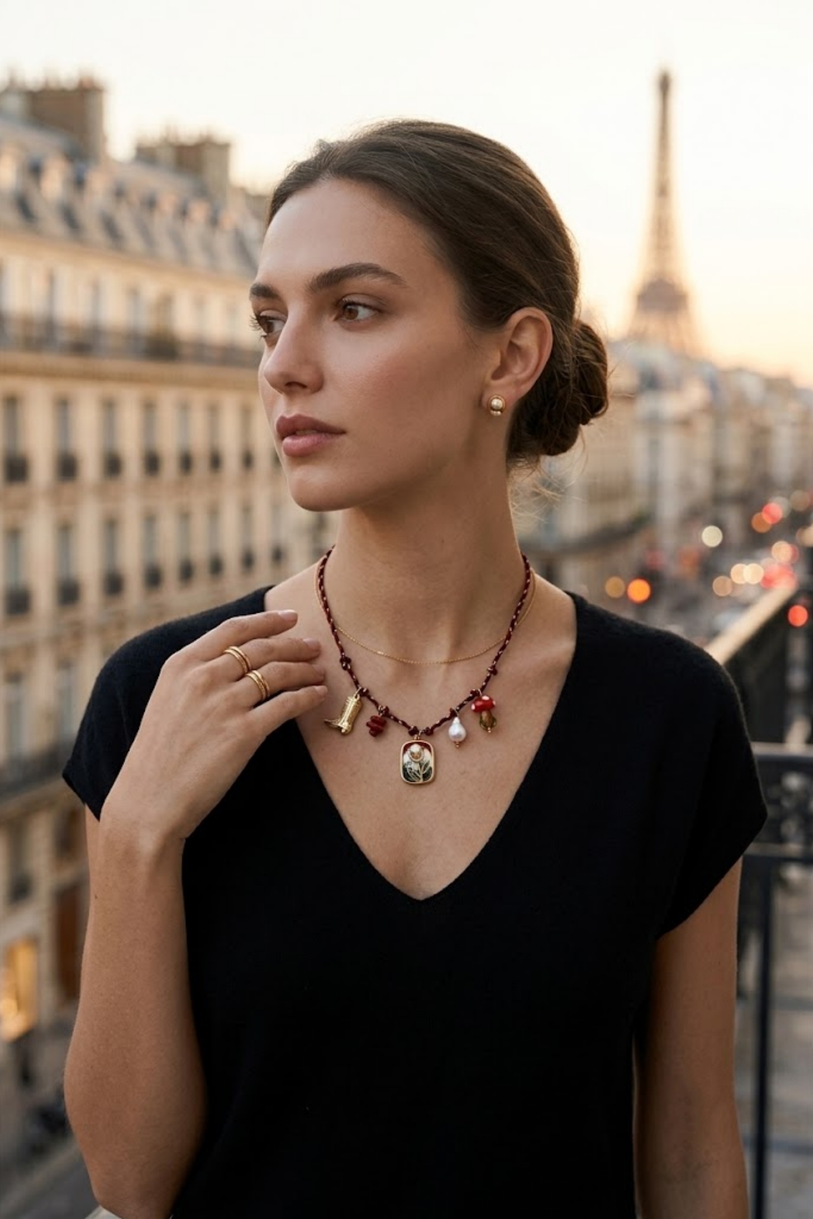 Grossiste Bellissima - Collier bohème tressé bordeaux charms dorés et perle – Bijou fantaisie tendance