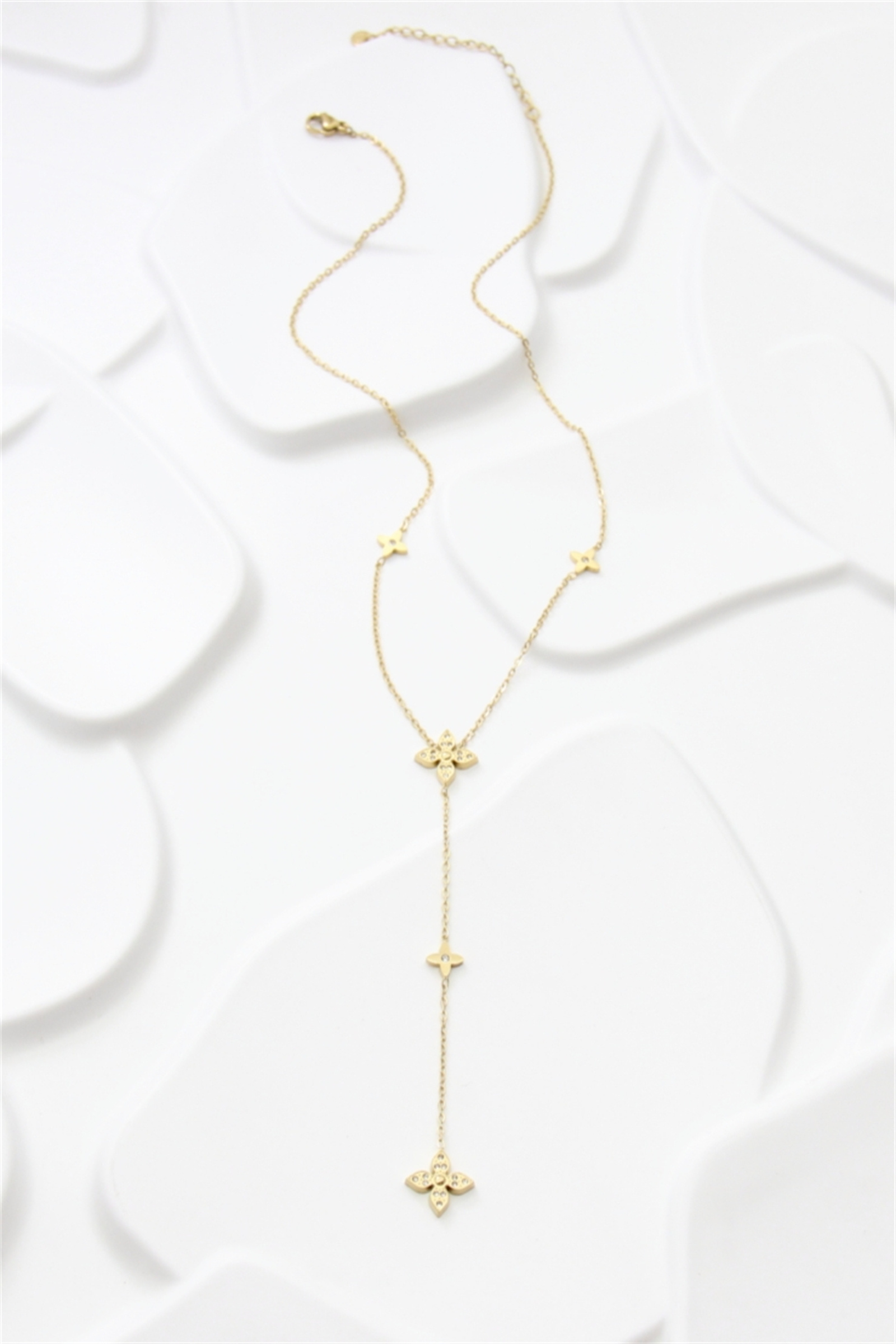 Grossiste Bellissima - Collier Sautoir Doré à Breloques Fleurs – Acier Inoxydable