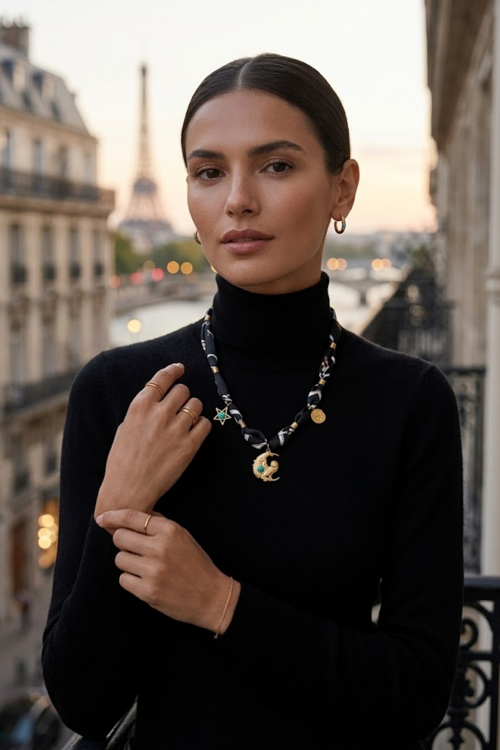Grossiste Bellissima - Collier foulard noir et pendentifs dorés en acier inoxydable