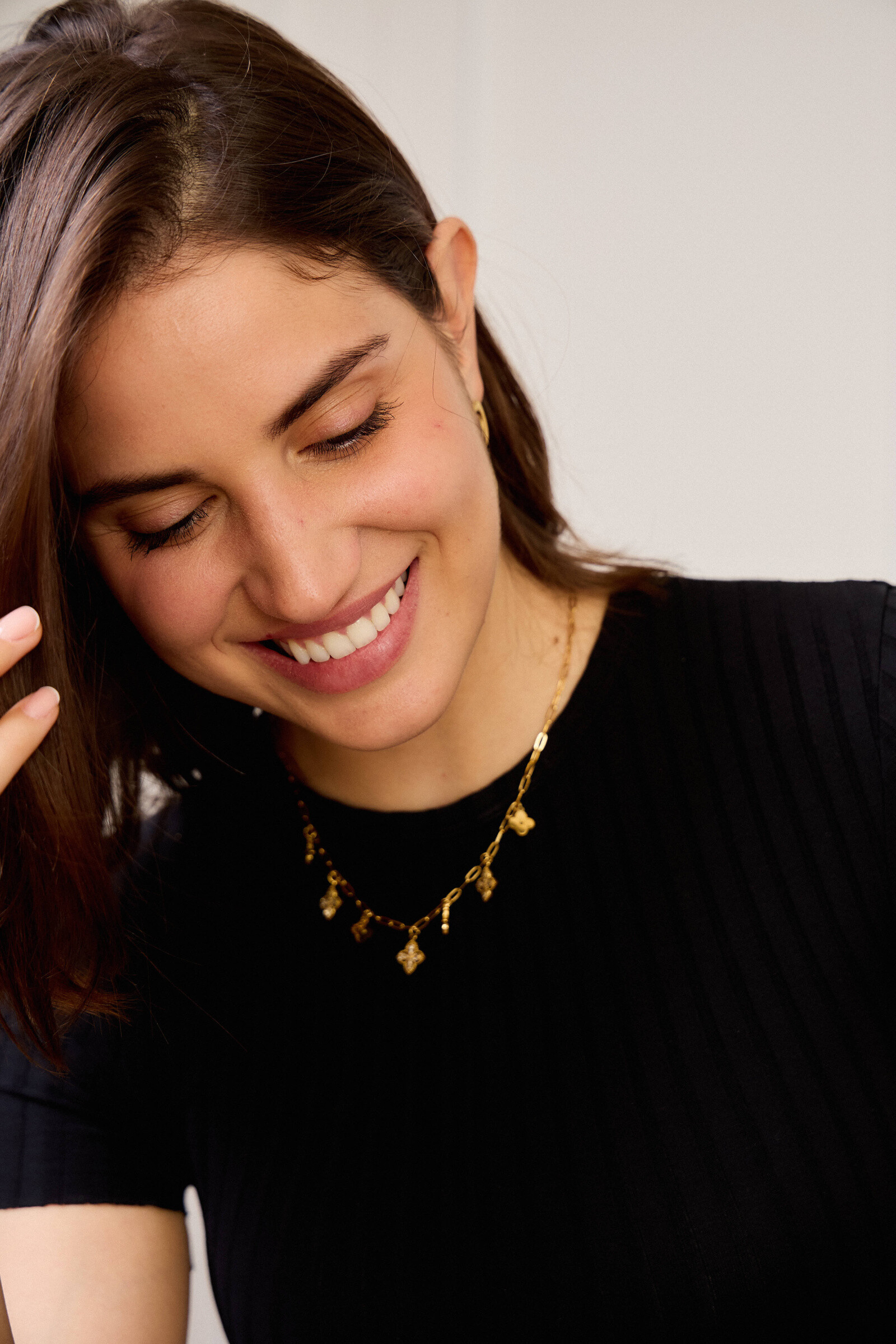 Wholesaler Bellissima - Golden necklace with hanging flowers - Stainless steel & elegant design