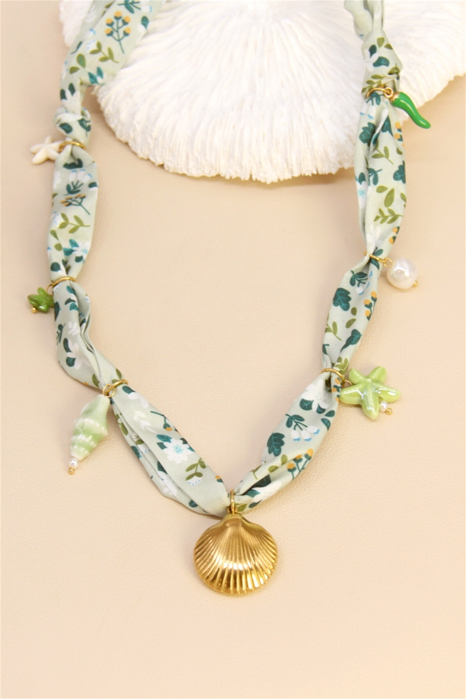 Grossiste Bellissima - Collier ruban coquillage & breloques – Esprit bord de mer