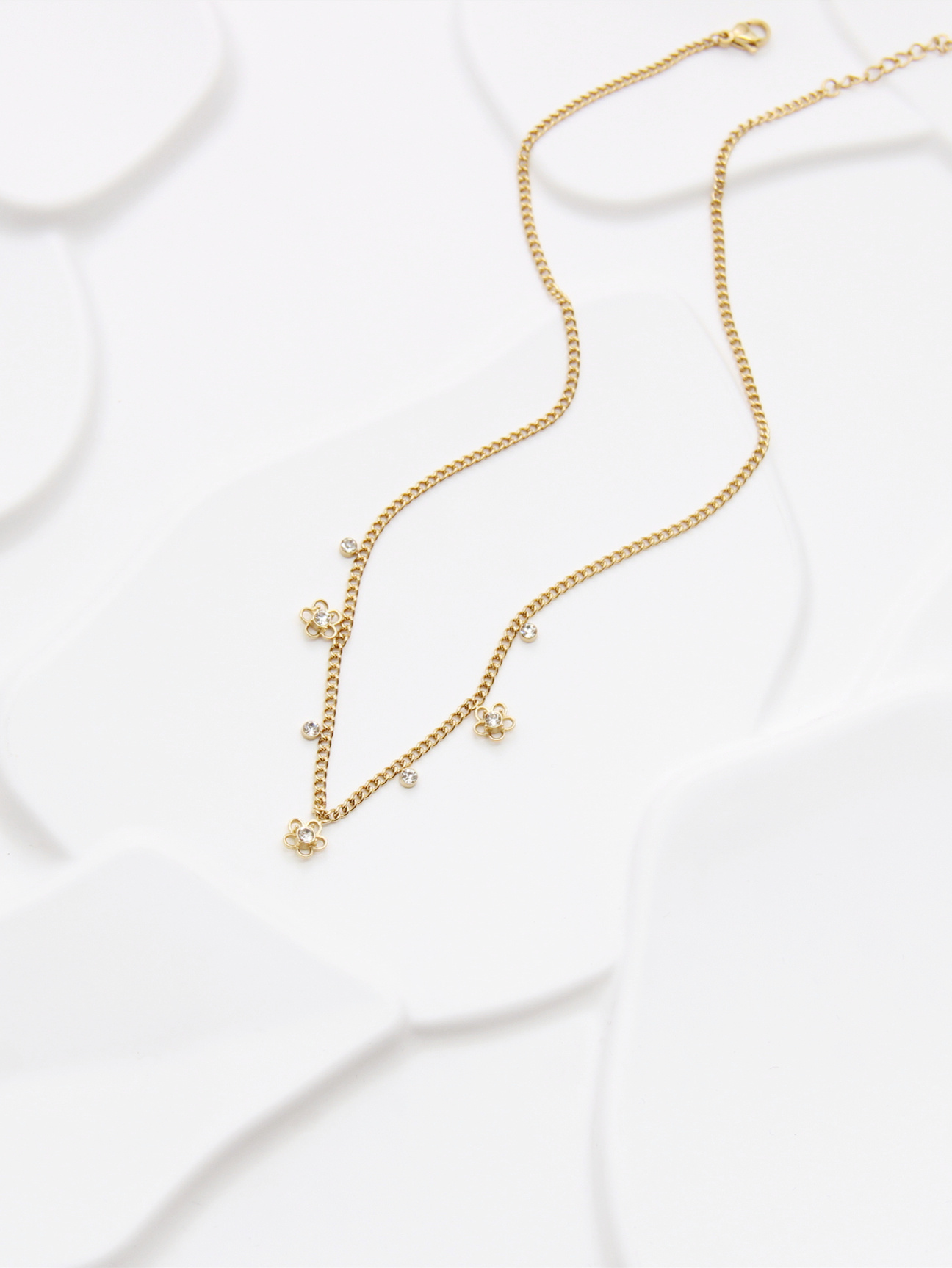 Grossiste Bellissima - Collier fleur doré en acier inoxydable avec strass