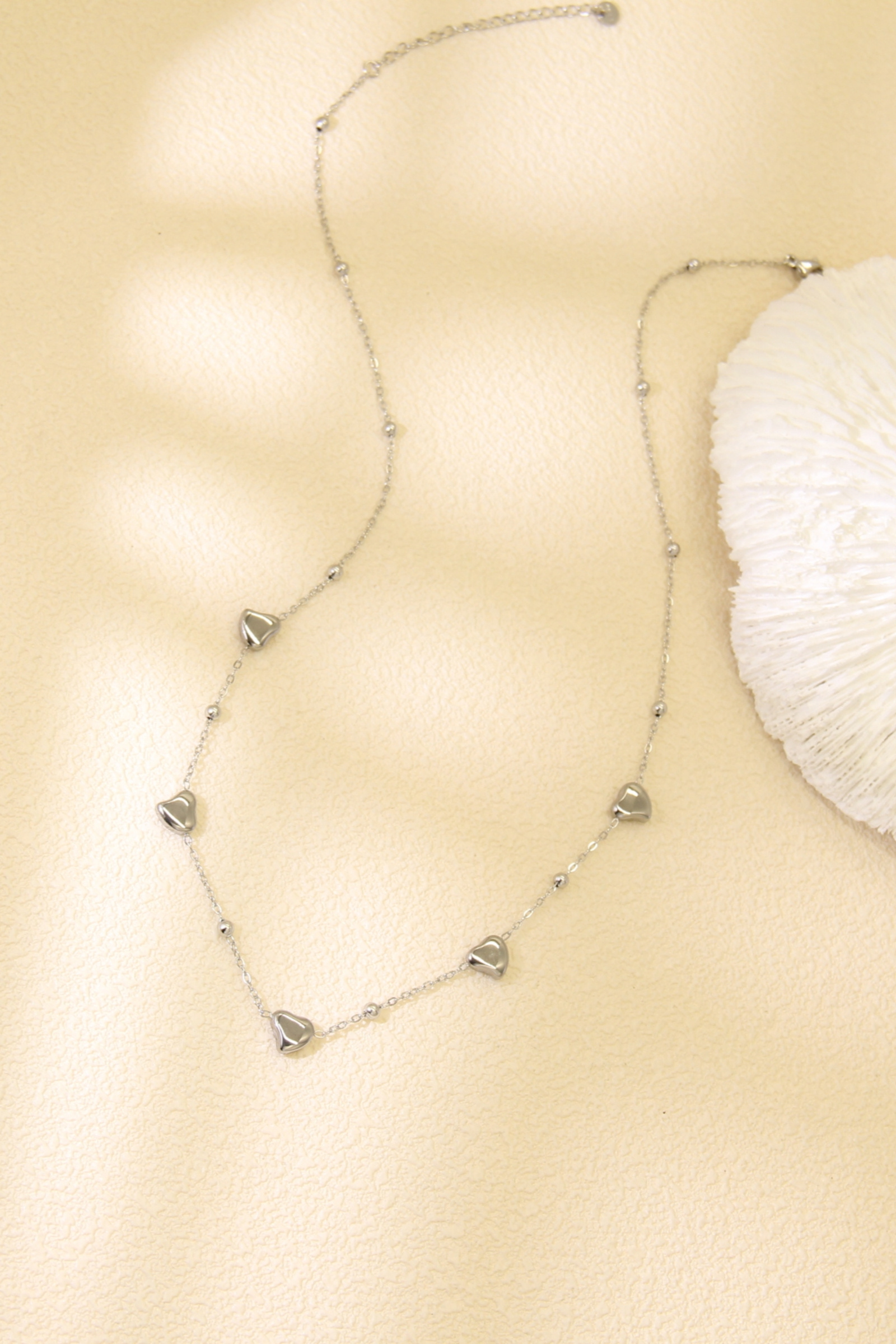 Grossiste Bellissima - Collier Cœurs Minimalistes – Acier Inoxydable Doré