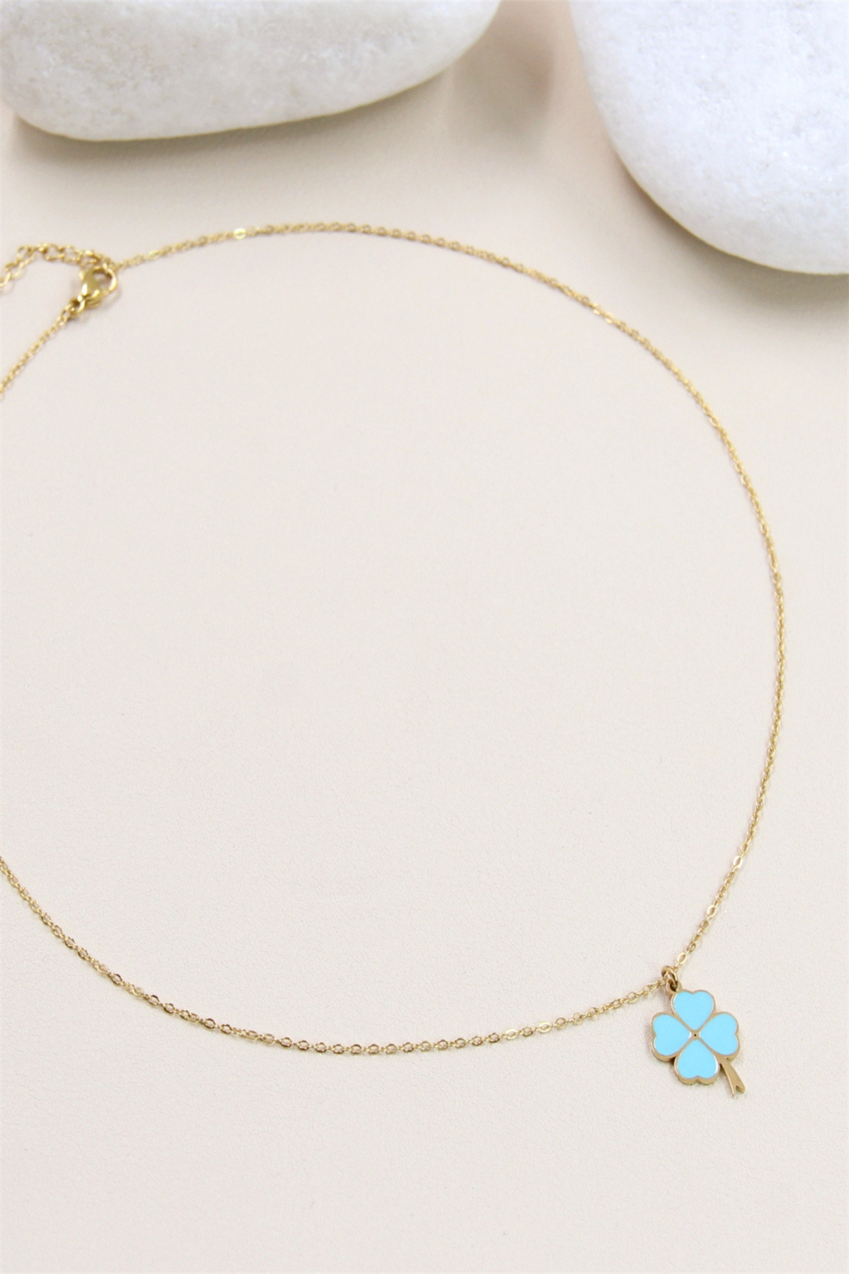 Grossiste Bellissima - Collier Trèfle Émaillé en Acier Inoxydable - Chance et Élégance