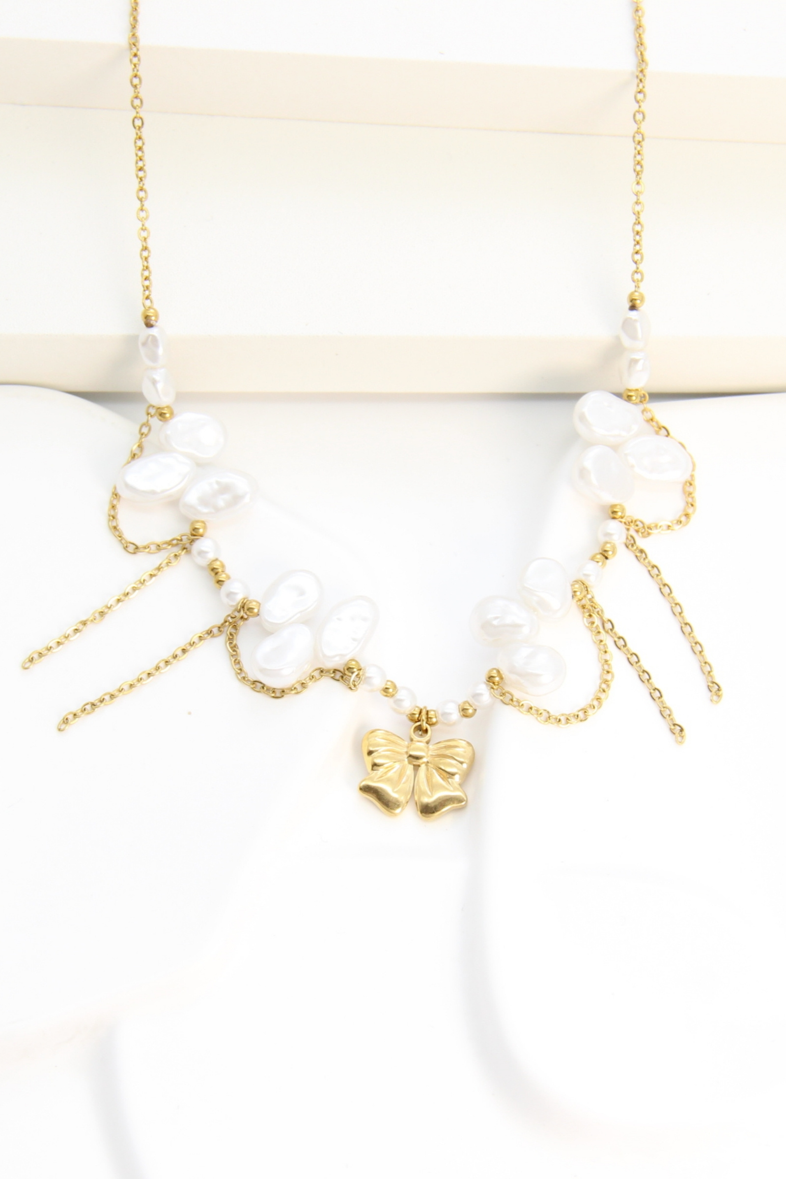 Grossiste Bellissima - Collier acier inoxydable doré perles et pendentif papillon