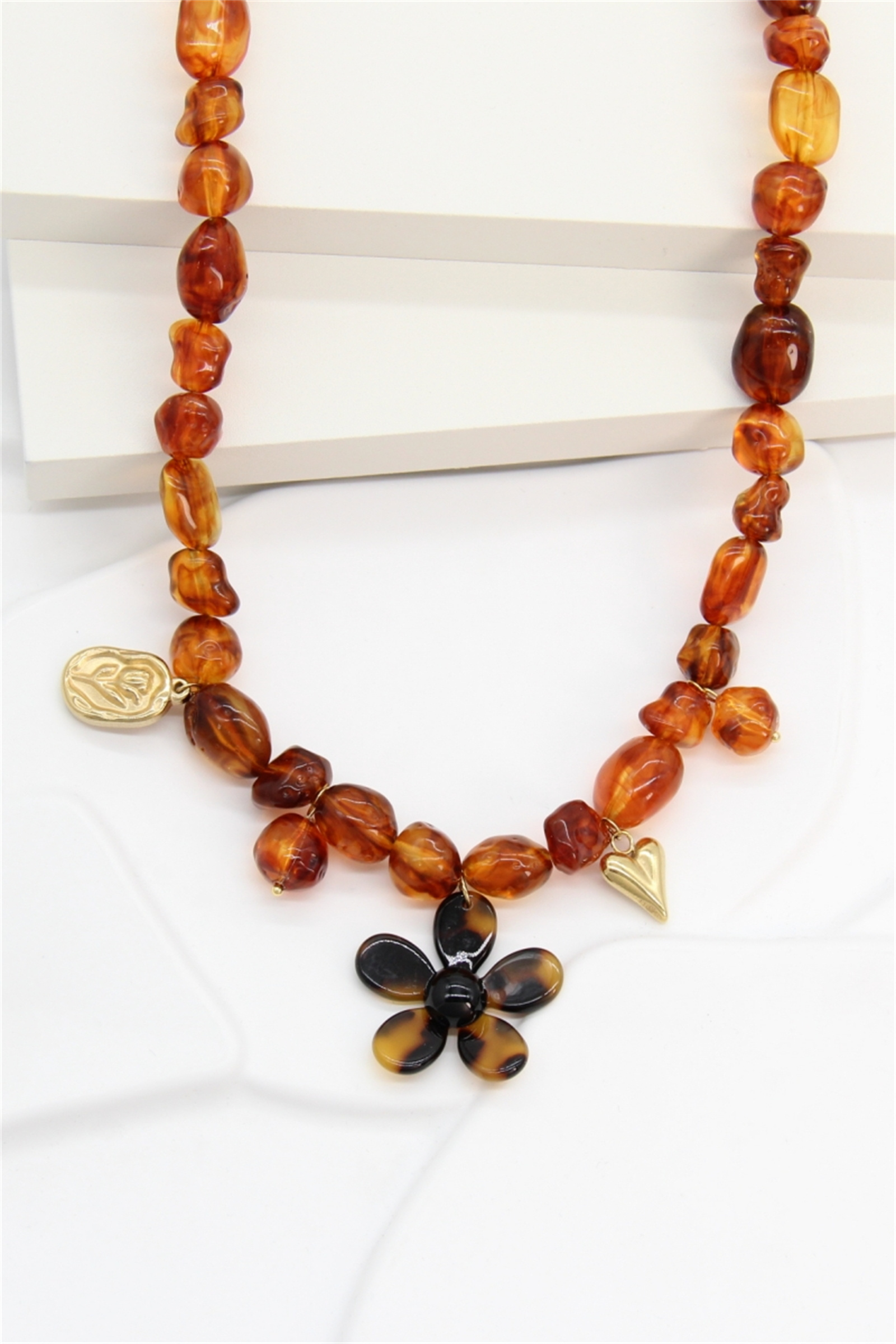 Mayorista Bellissima - Collar de Flor de Resina Marrón – Encanto Natural y Espíritu Bohemio