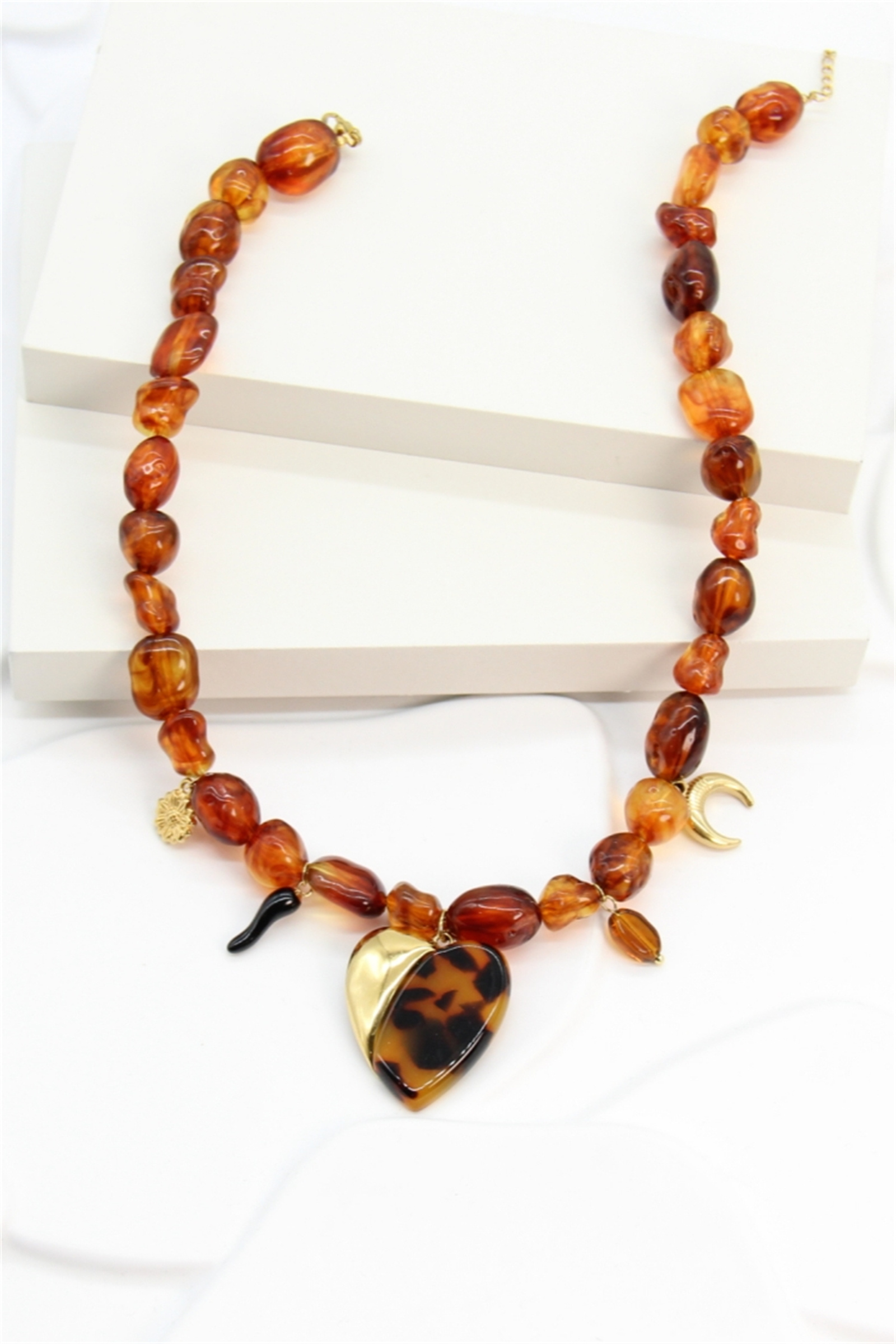 Grossiste Bellissima - Collier Perles Ambrées et Pendentif Cœur – Charme Bohème et Élégance Vint