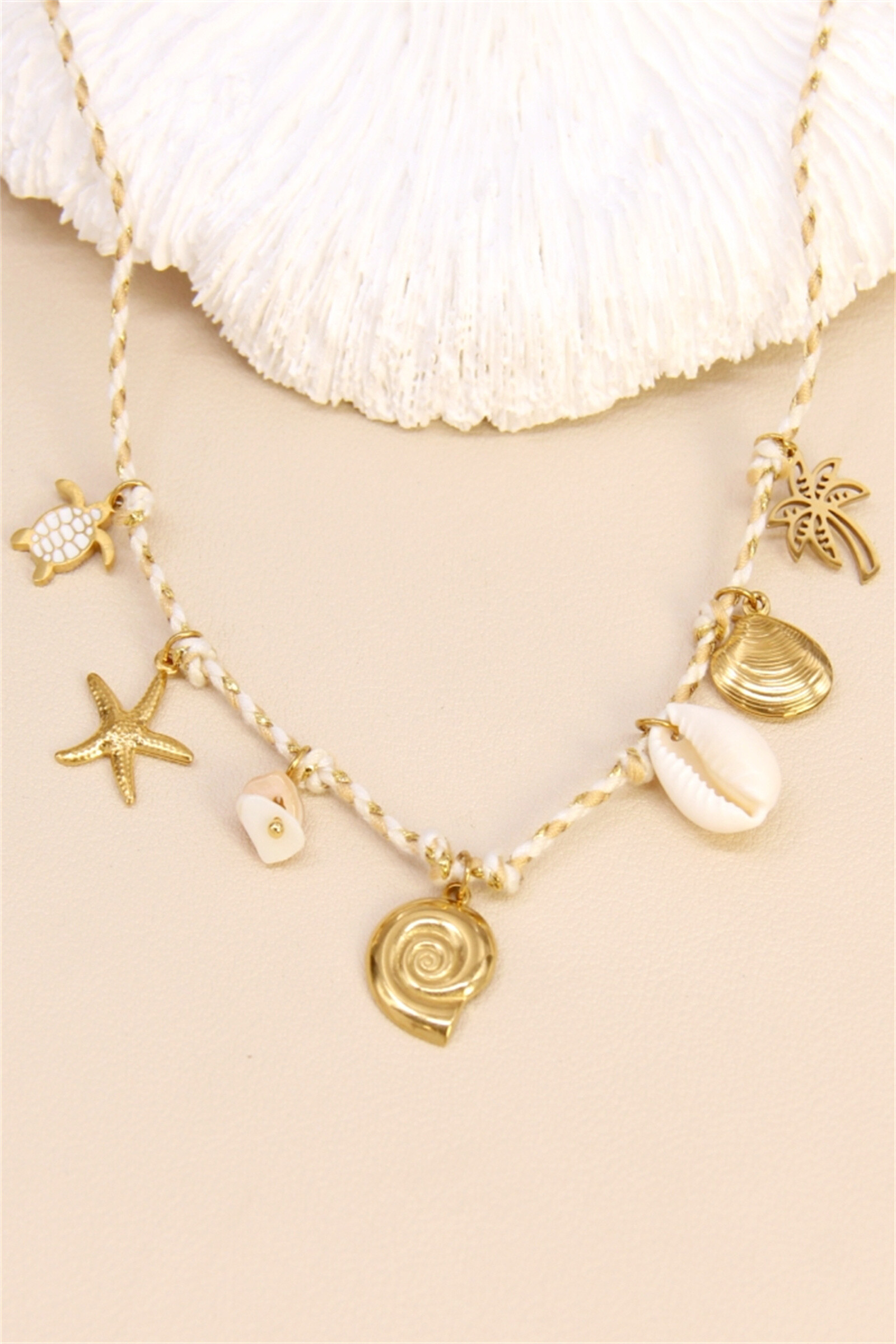 Mayorista Bellissima - Collar de encantos de conchas - ¡Espíritu costero garantizado!