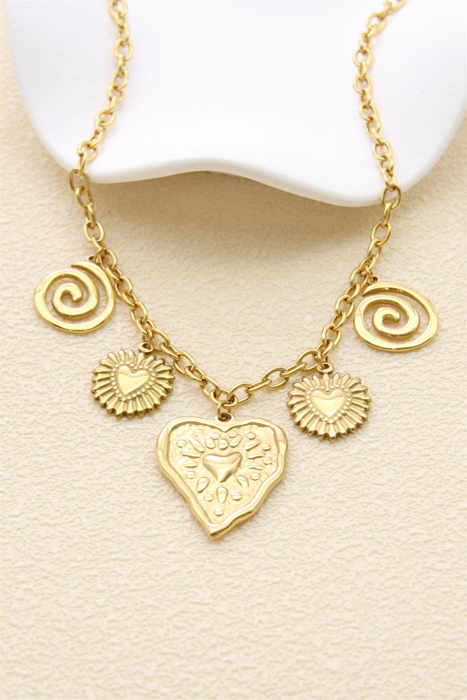 Grossiste Bellissima - Collier Cœur & Spirales Dorées – Acier Inoxydable