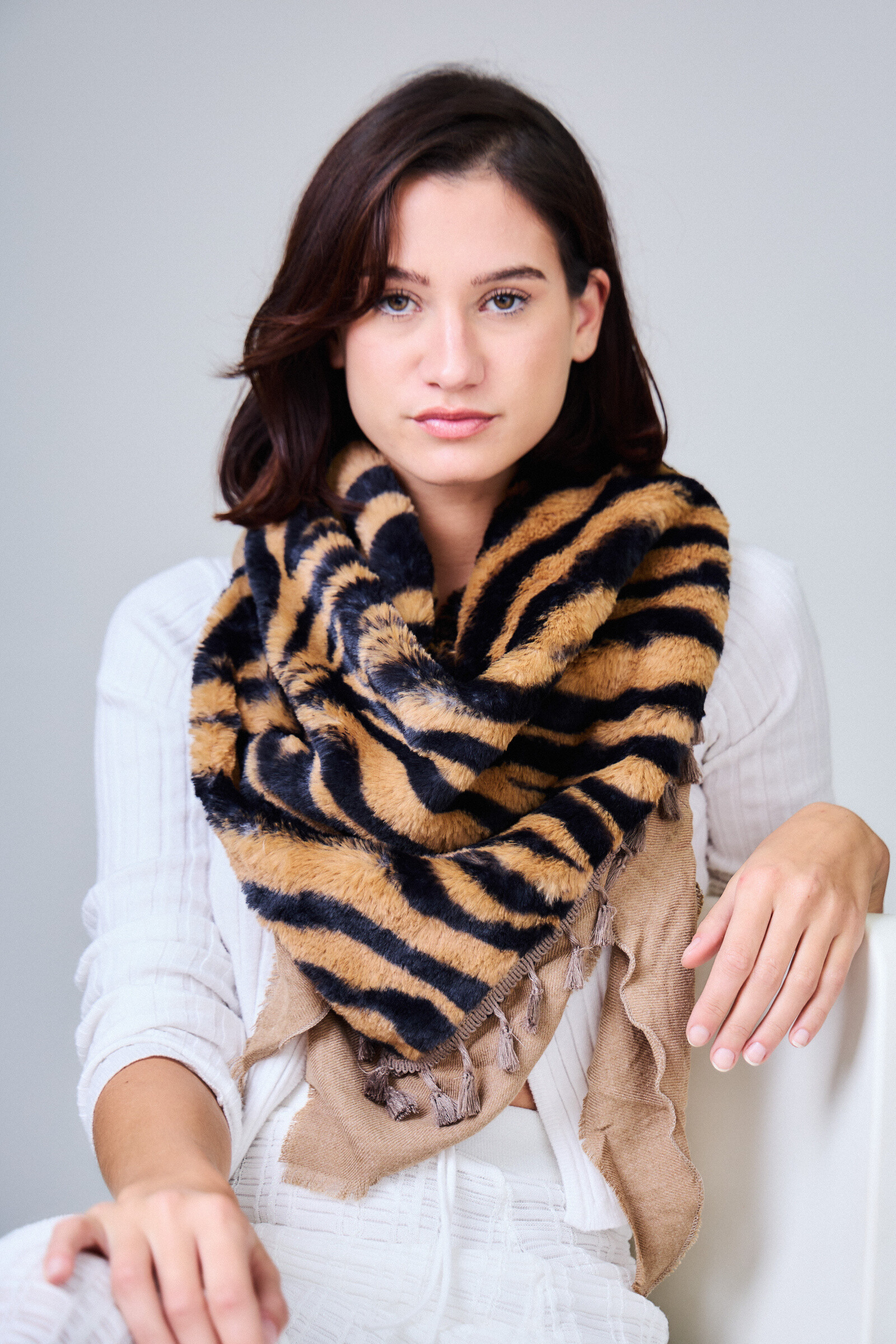 Grossista Bellissima - Sciarpa Leopardata con Pon Pon: Eleganza Selvaggia