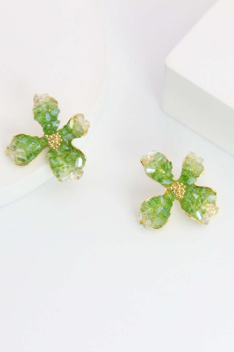 Grossiste Bellissima - Boucle d'oreille fleur orné de cristal hypoallergénique