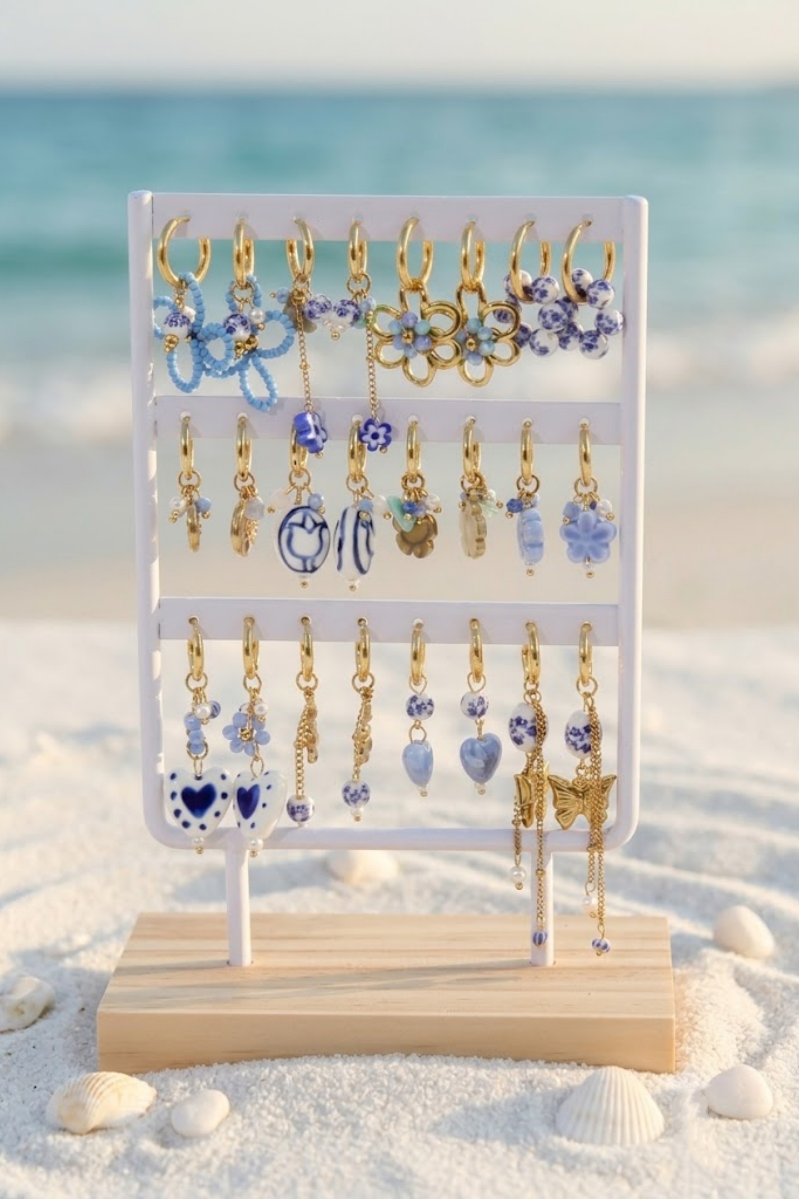 Grossista Bellissima - Set di 12 Orecchini Fiore Blu in Acciaio Inossidabile – Colori Assortiti – Espositore Incluso