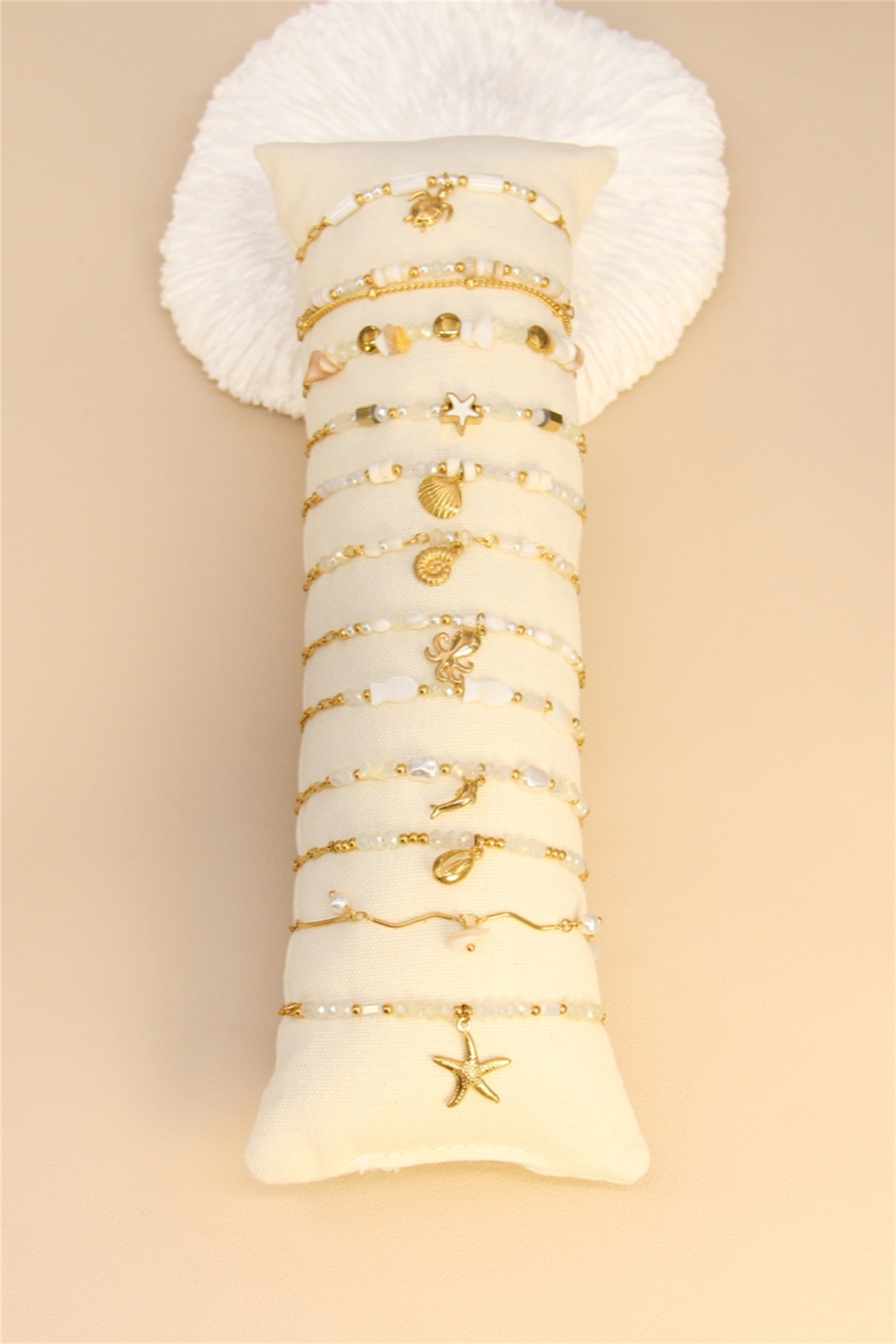 Mayorista Bellissima - Conjunto de 12 Pulseras de Acero Inoxidable - Brillo Perlado y Dorado - Soporte de Exhibición Incluido