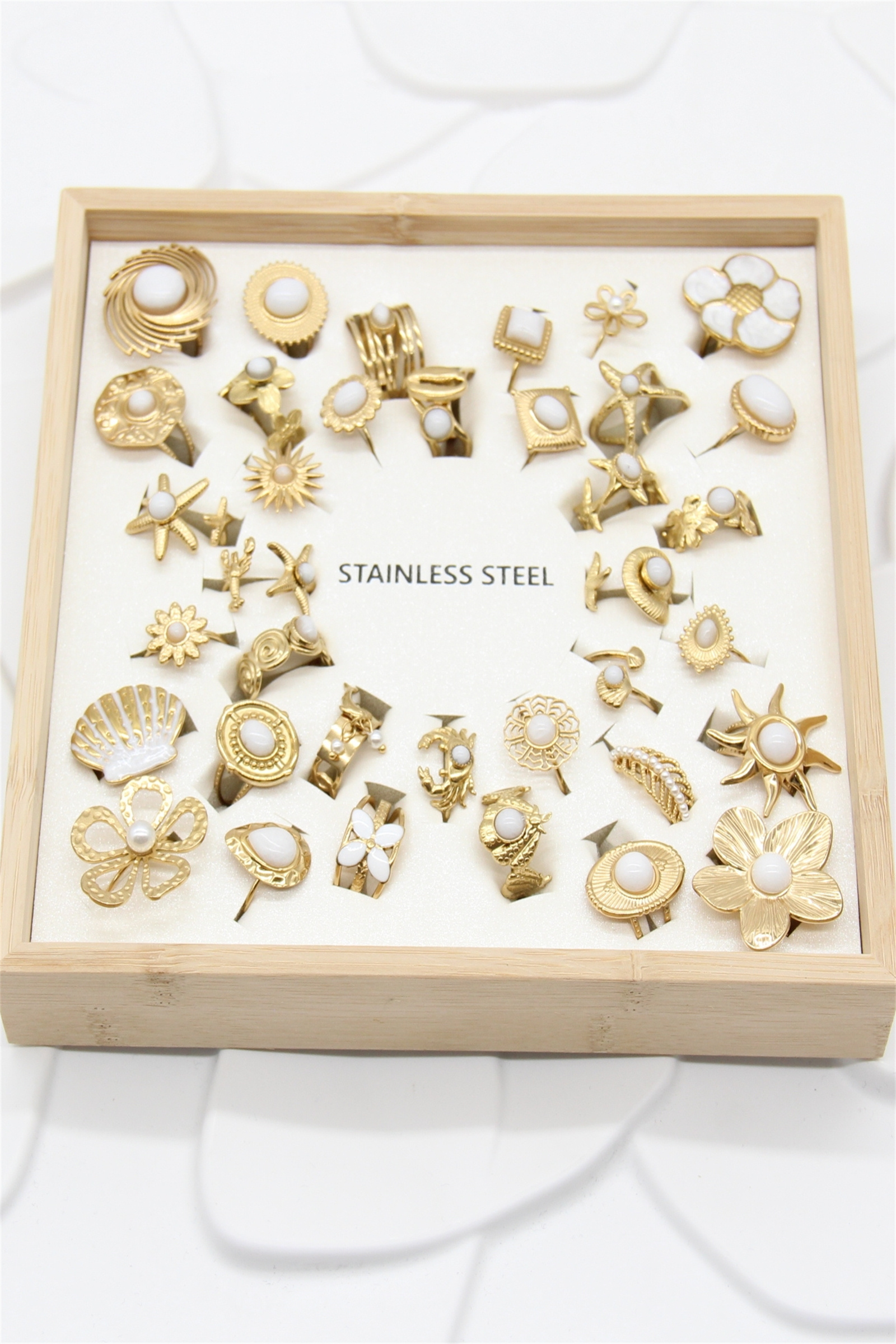 Grossiste Bellissima - Lot de 36 bagues en acier inoxydable – modèles assortis avec présentoir offert
