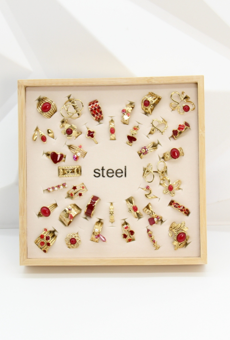 Grossiste Bellissima - Lot 36 Bagues Ajustables Doré & Rouge en Acier Inoxydable avec Présentoir en Bois