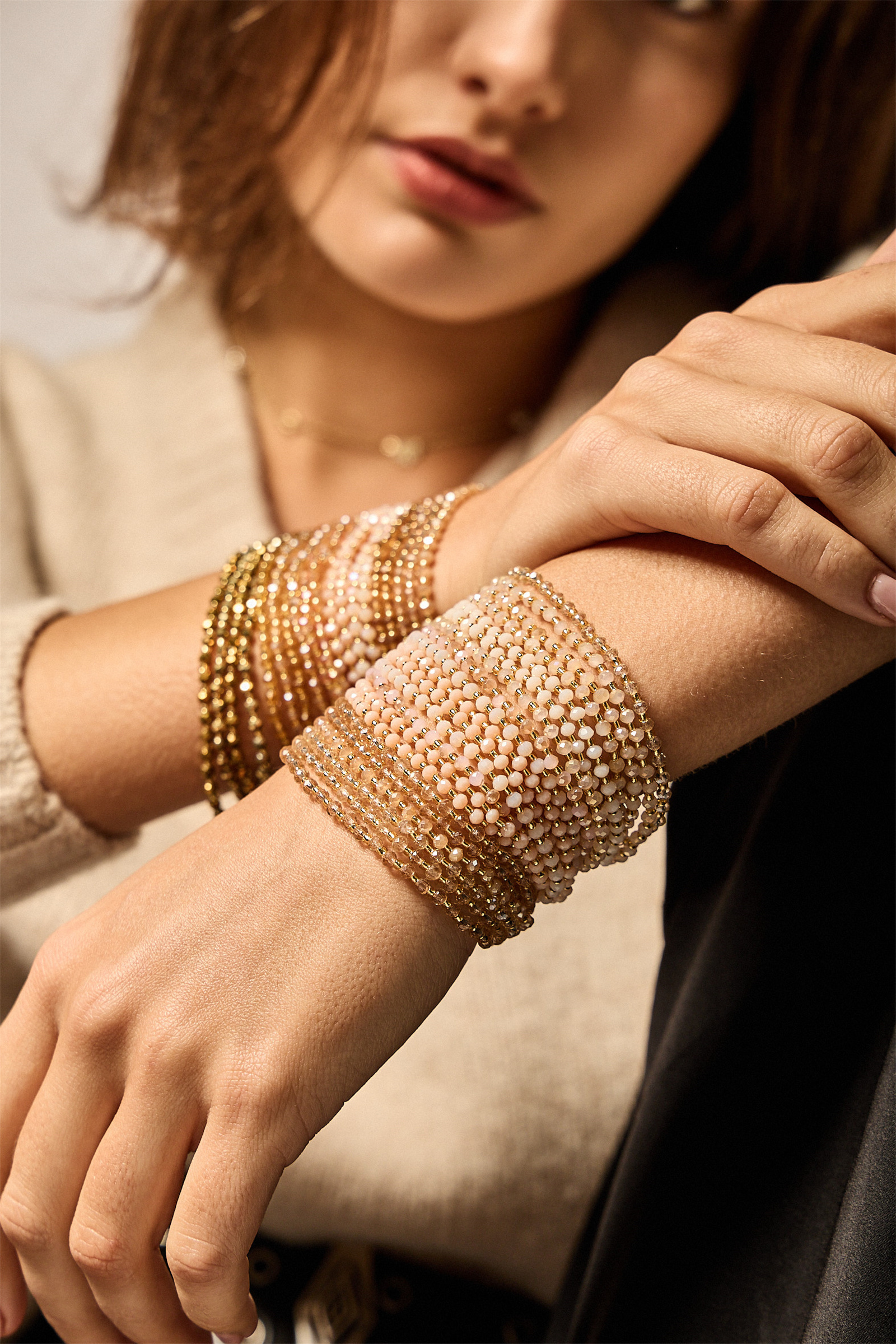 Grossiste Bellissima - Lot de 40 Bracelets Élastiques en Perles de Verre – Tons Dorés & Nacrés