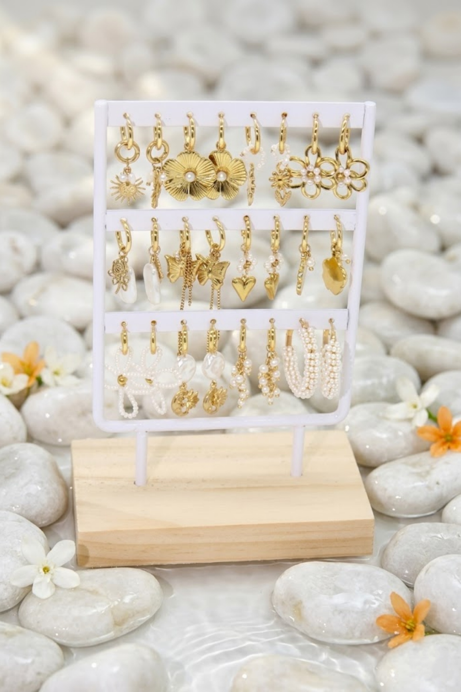 Mayorista Bellissima - Juego de 12 Pendientes de Flor de Acero Inoxidable Dorado y Perlas – Modelos Variados con Soporte de Exhibición Gratis