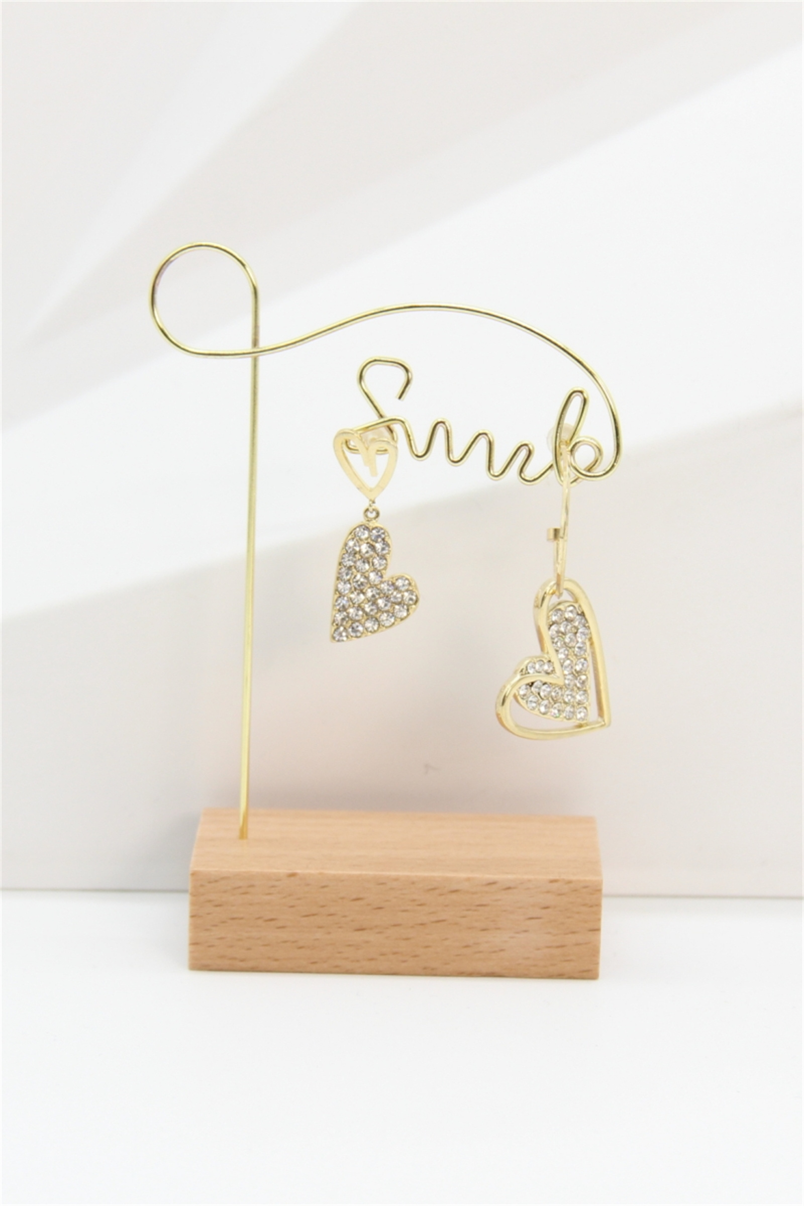 Grossiste Bellissima - Présentoir Boucles d’Oreilles “Smile” – Design Doré et Base en Bois